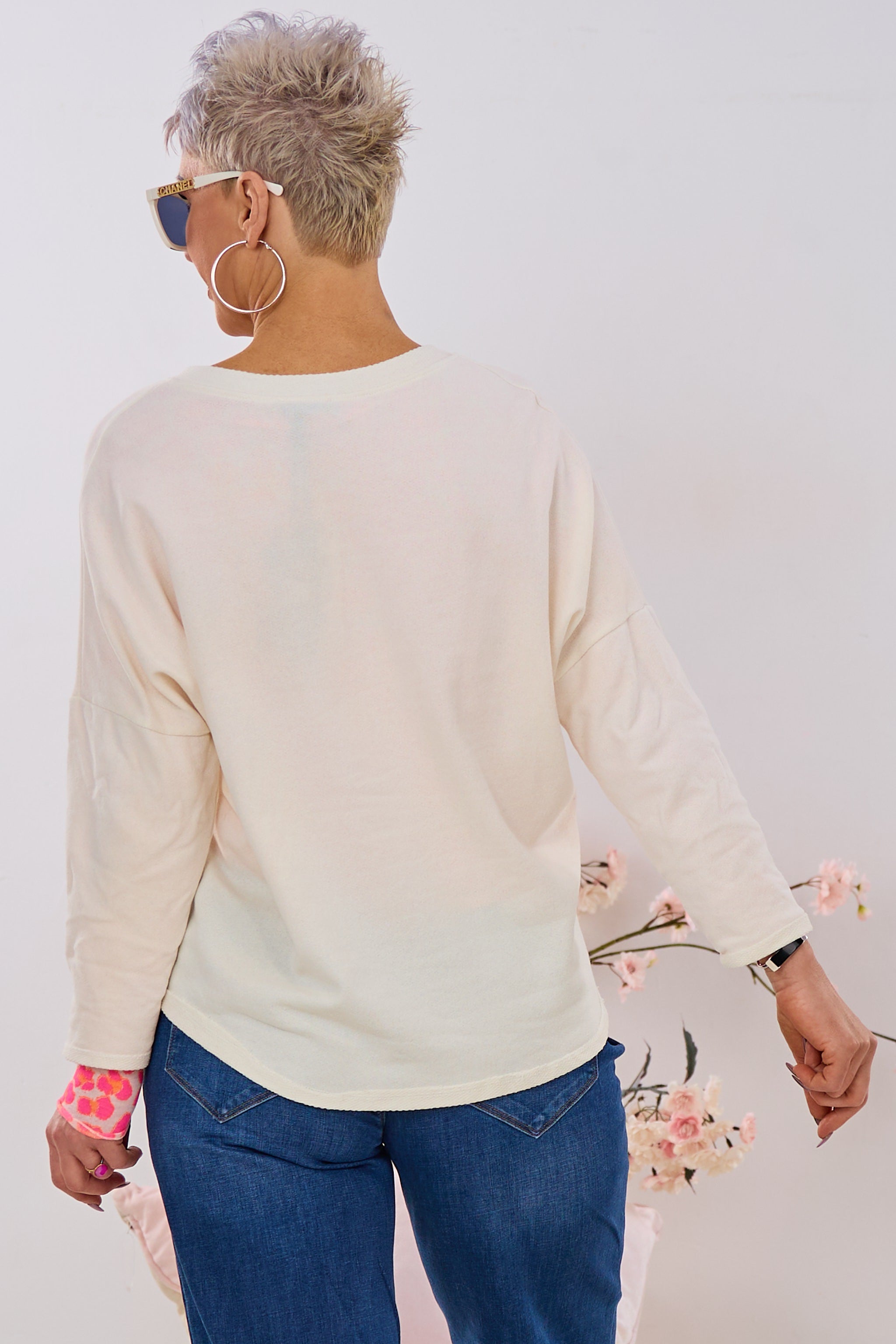 Lightweight sweat shirt with small pocket, cream