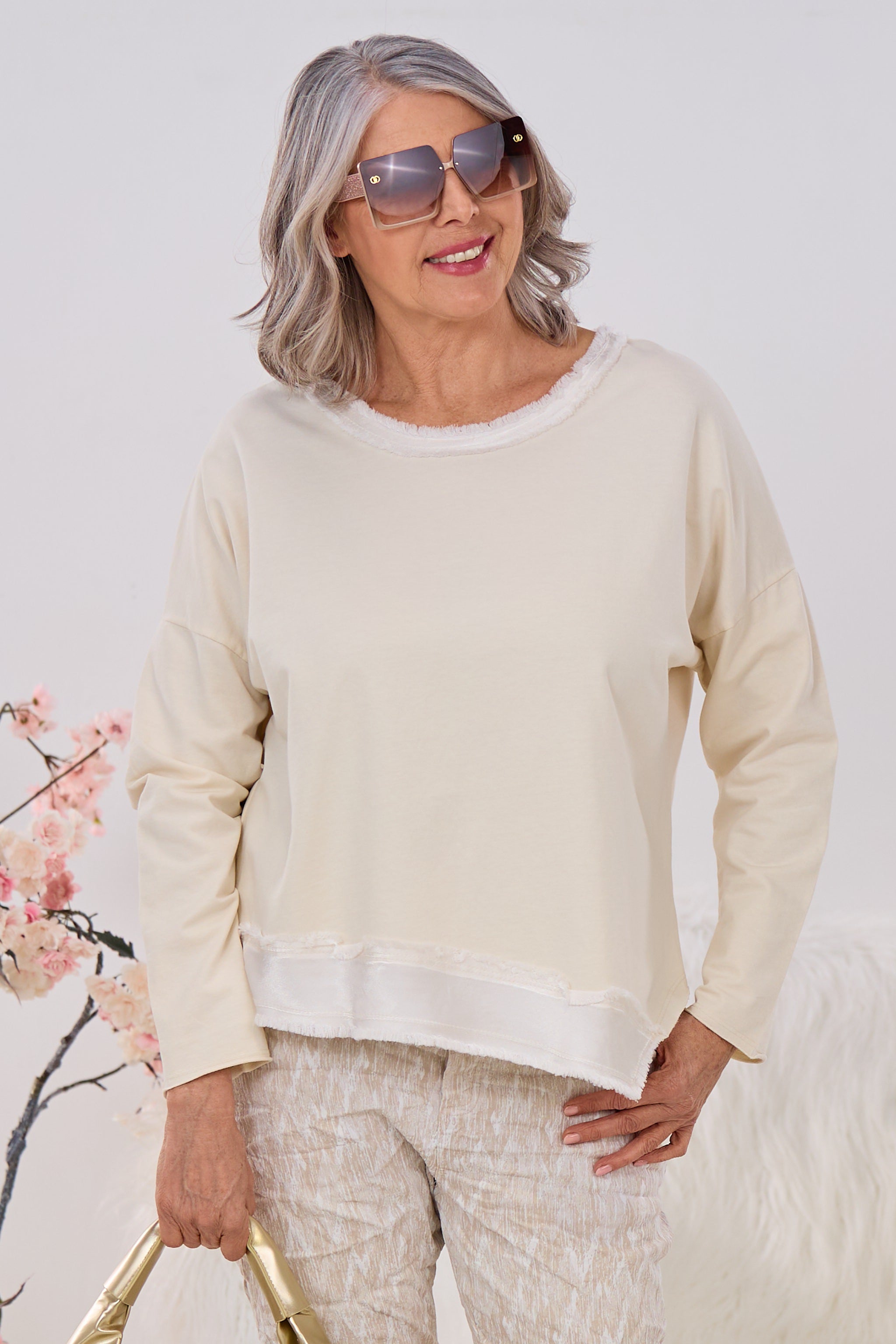 Shirt mit glänzendem, schrägen Abschluss, creme