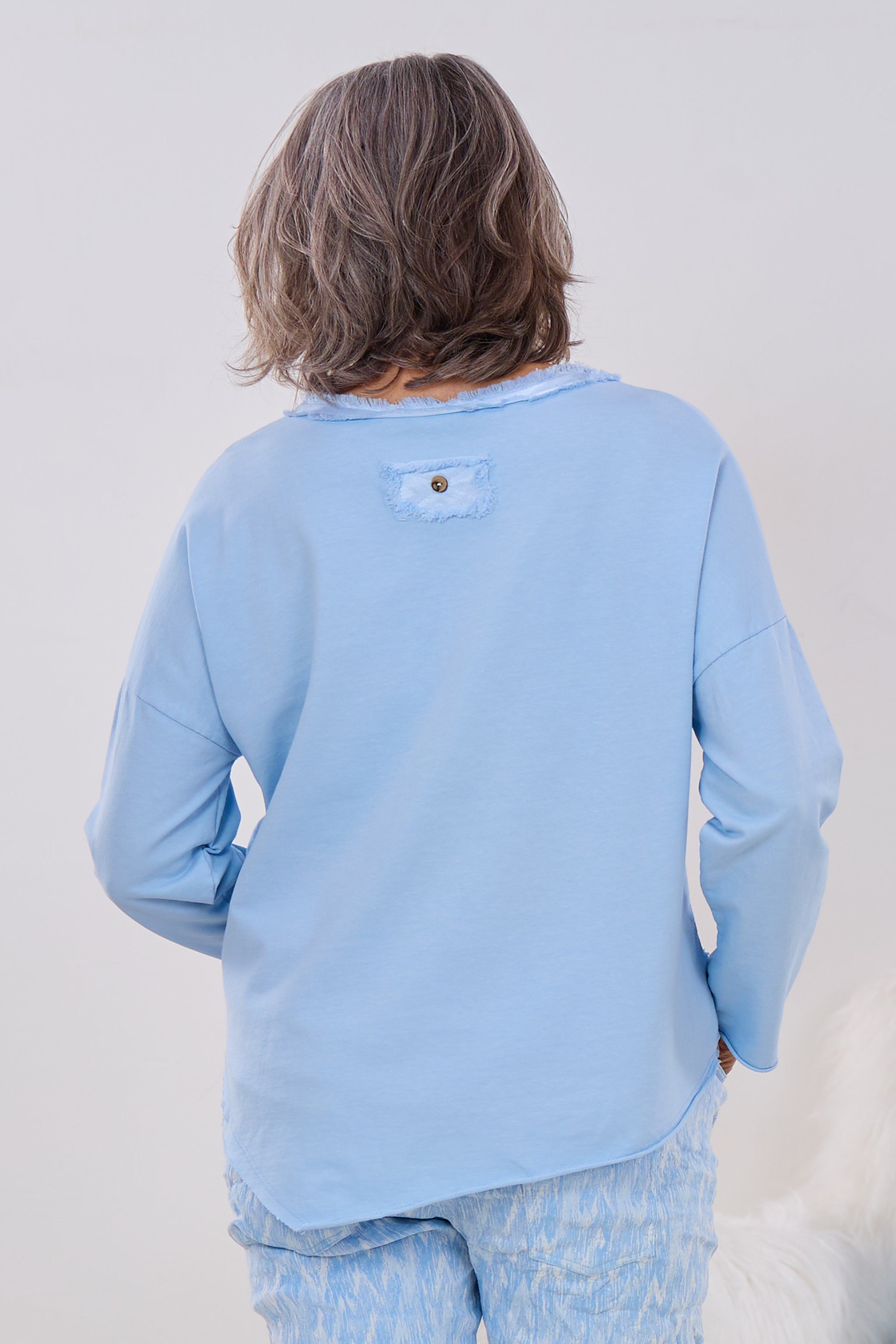 Shirt mit glänzendem, schrägen Abschluss, hellblau