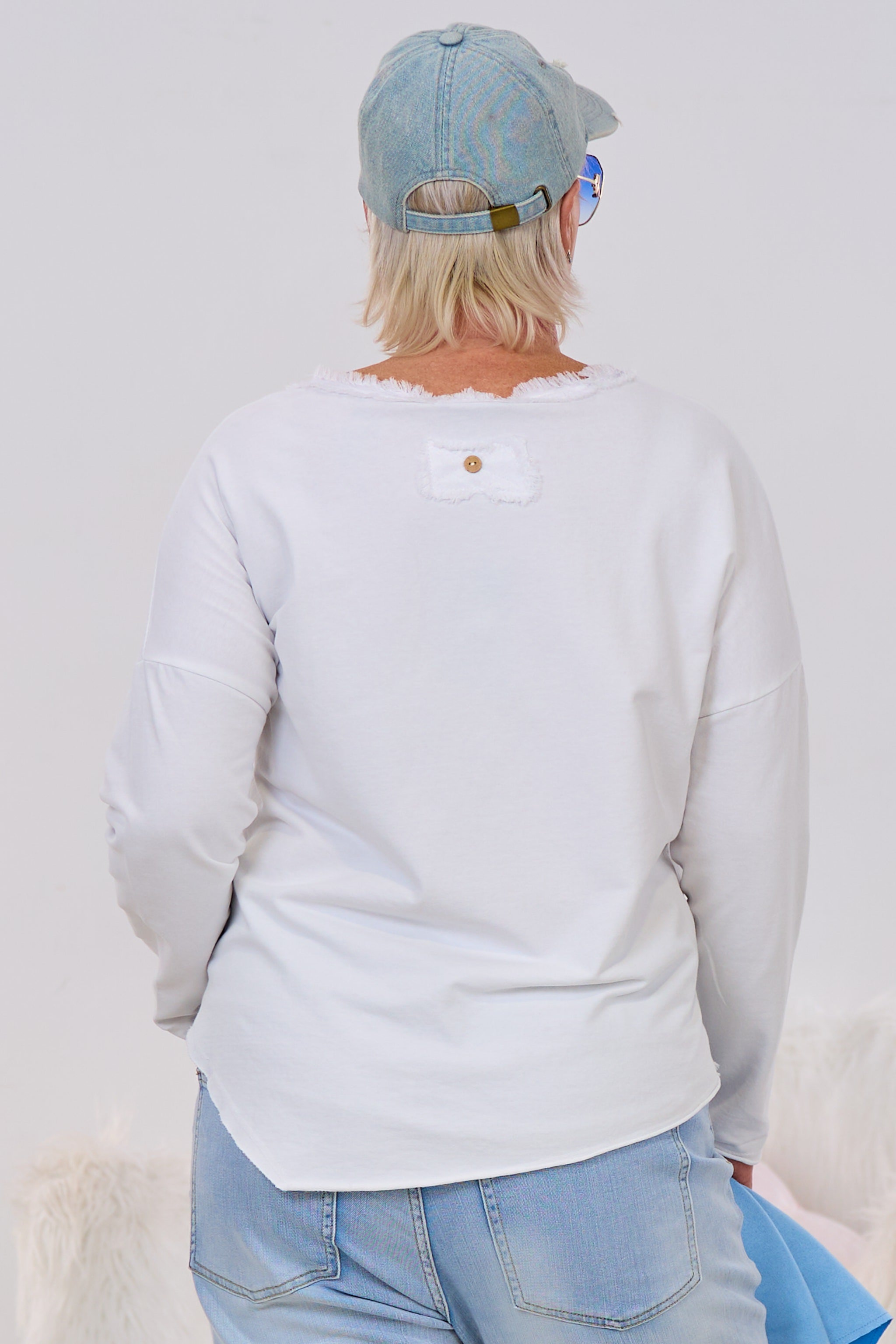 Shirt mit glänzendem, schrägen Abschluss, weiß