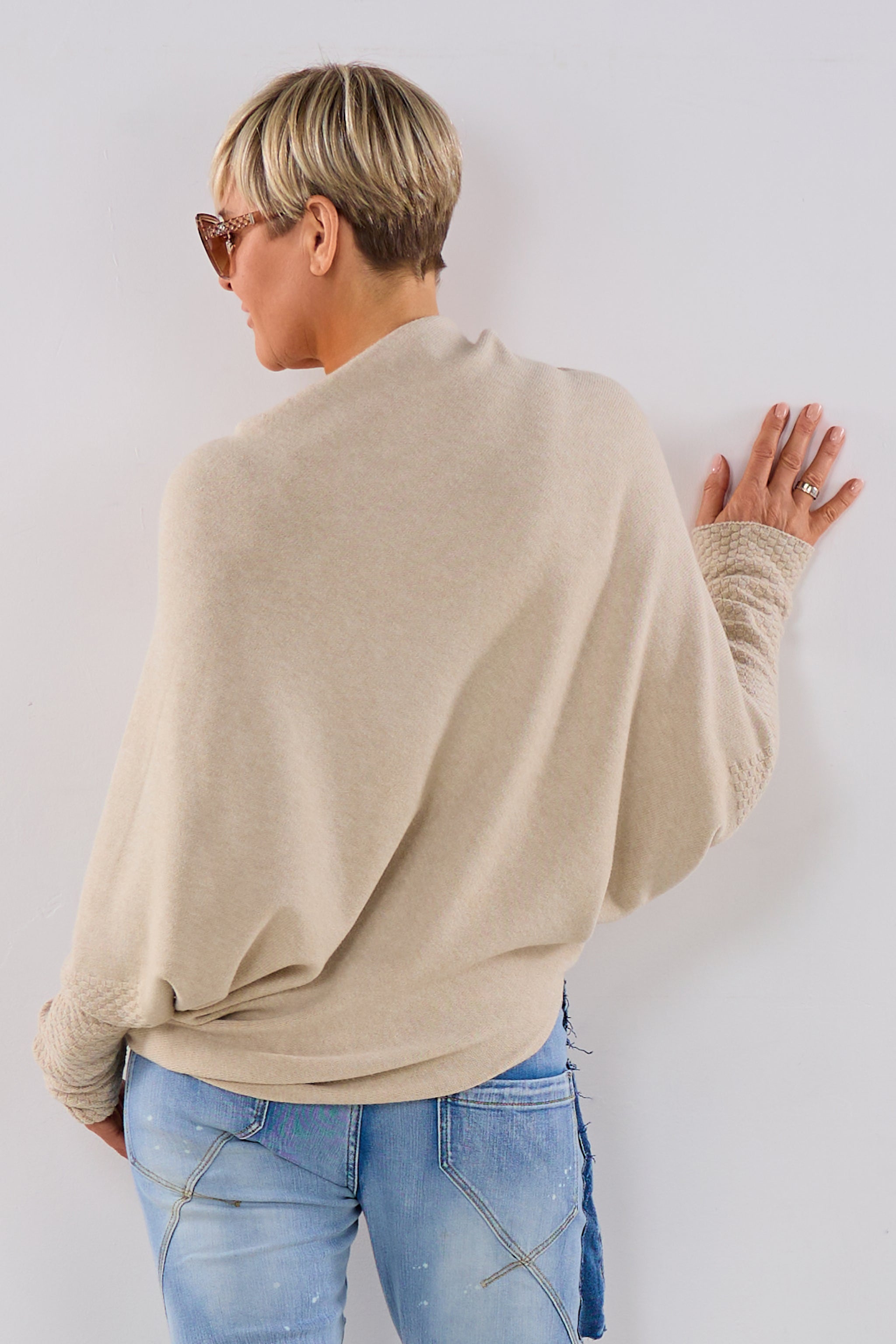 asymmetrischer Pulli mit Fledermausärmeln, beige