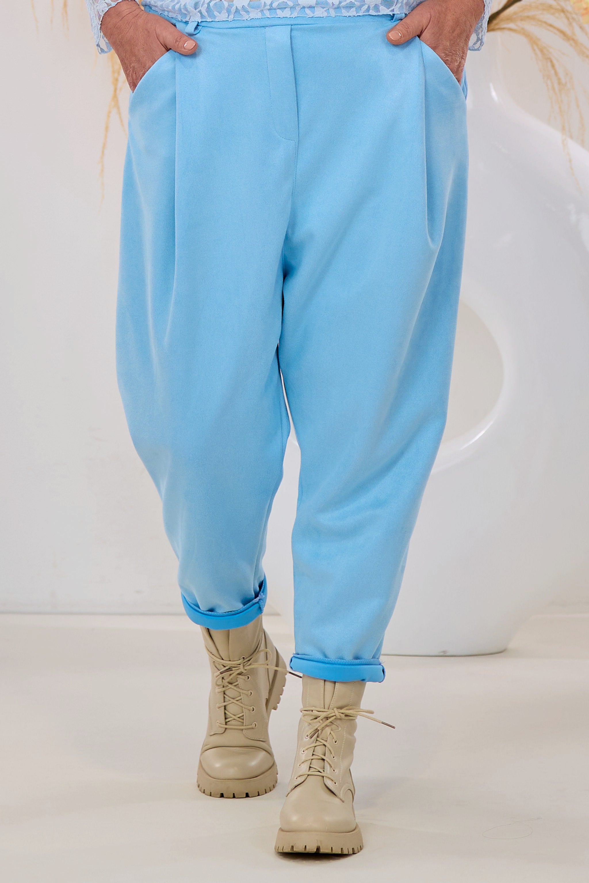 Elegante Baggy mit Gürtel, hellblau