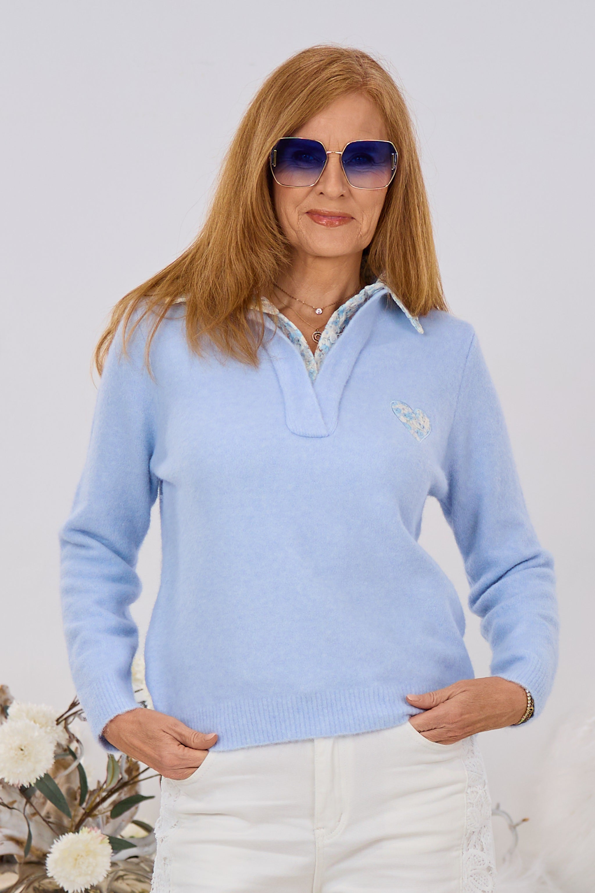 Strickpulli mit Blumen-Bluseneinsatz, hellblau-ecru