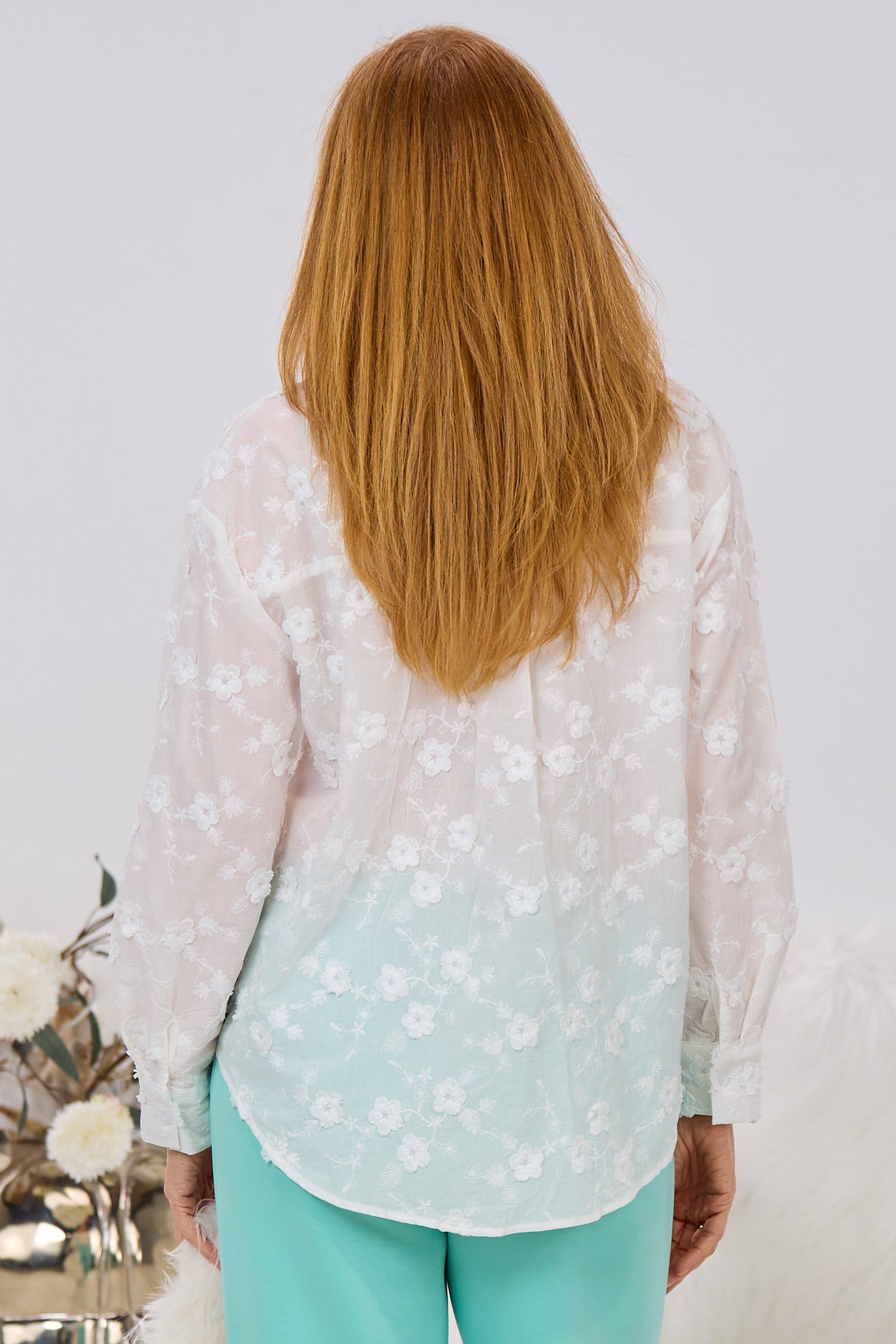 Bestickte Bluse mit kleinen Blumen, weiß