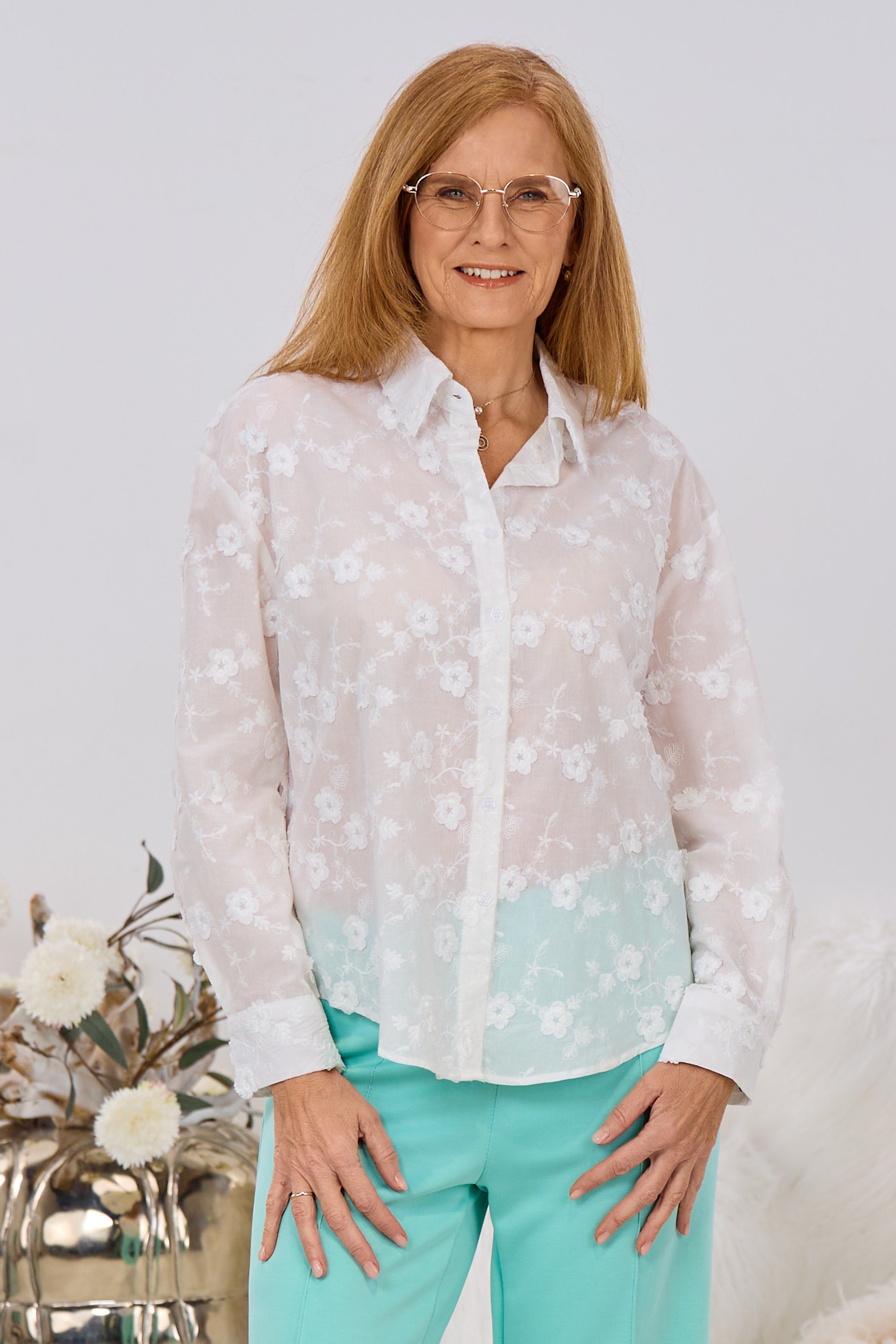 Bestickte Bluse mit kleinen Blumen, weiß
