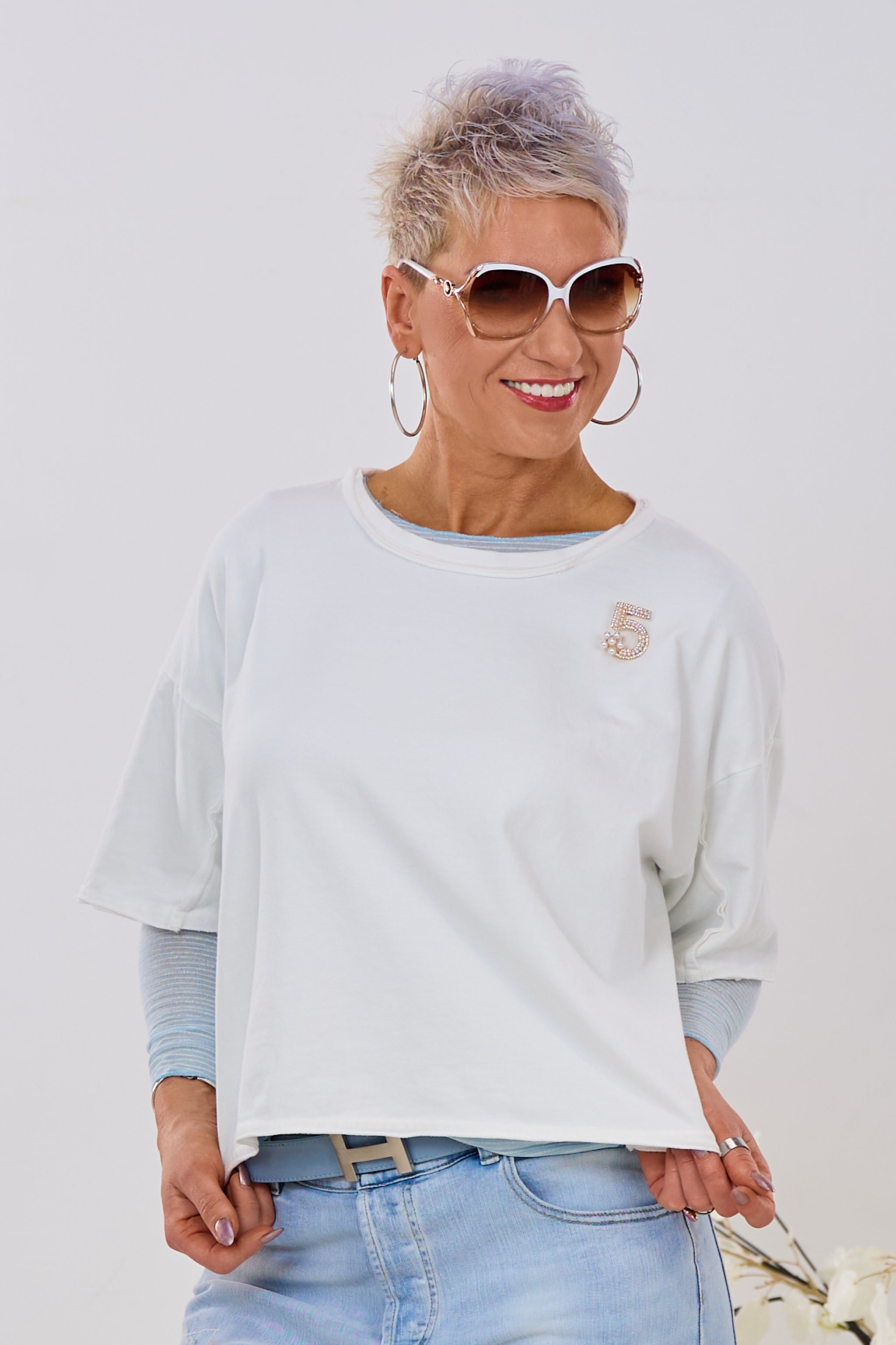 Uni kurzarm Shirt mit Brosche, weiß