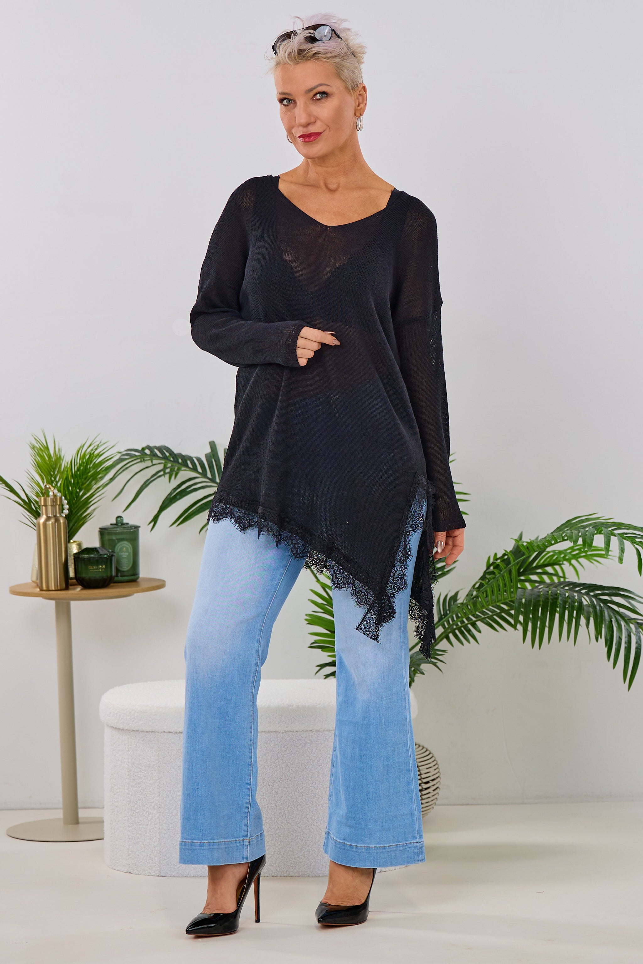 Asymmetrischer Strickpulli mit Spitze, schwarz