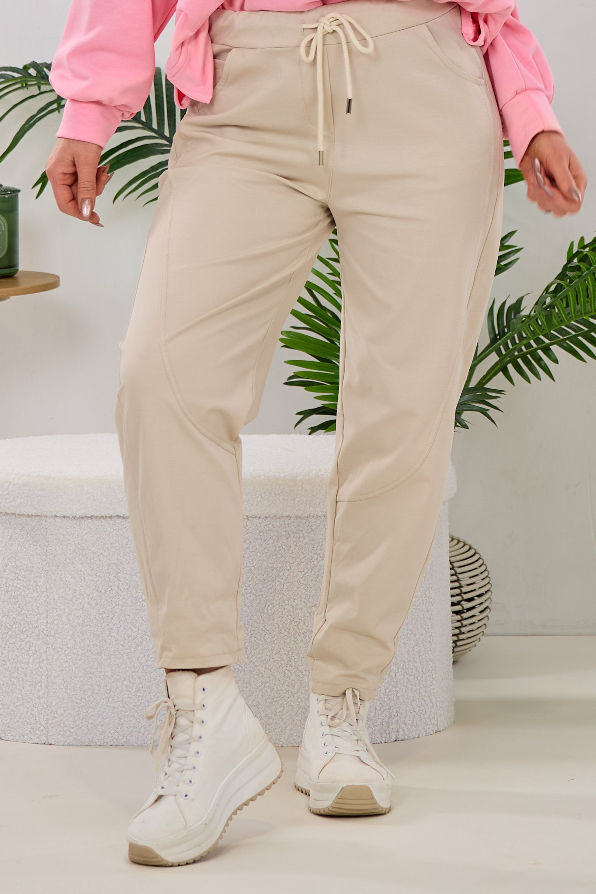 Hose mit elastischem Bund und Ziernähten, beige