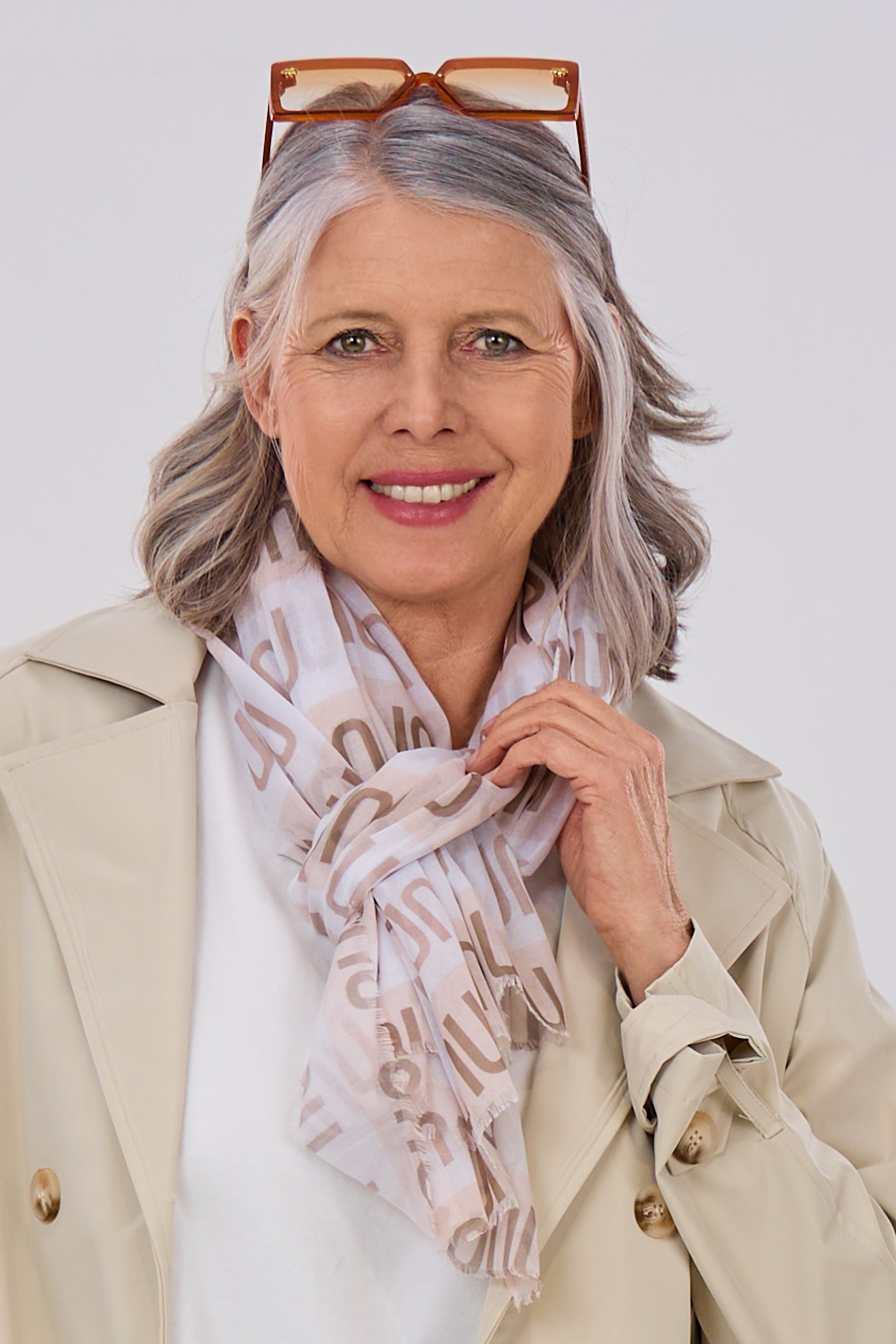 Tuch mit UNU-Schriftzug, beige-ecru-braun