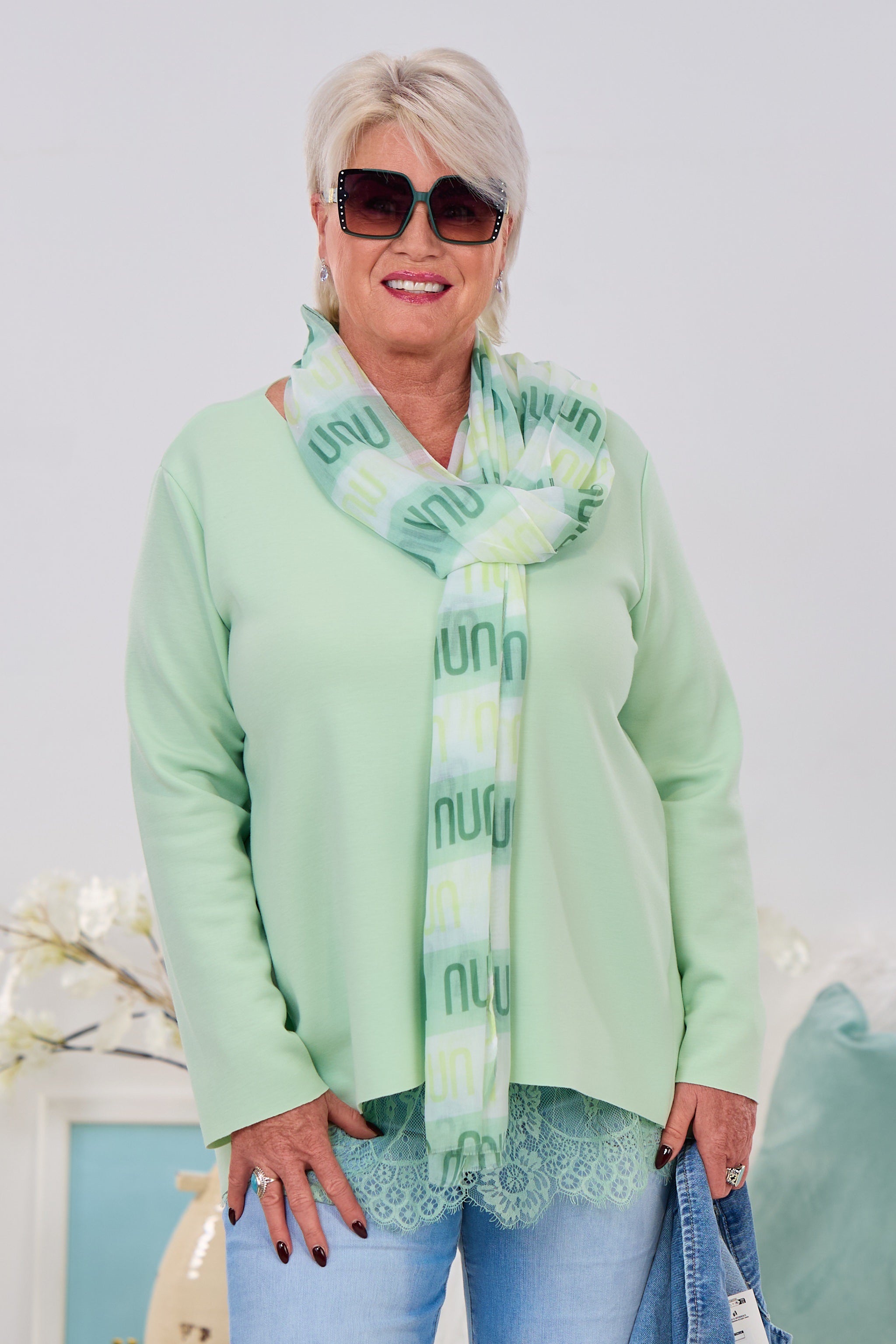 Tuch mit UNU-Schriftzug, lindgrün-ecru-grün