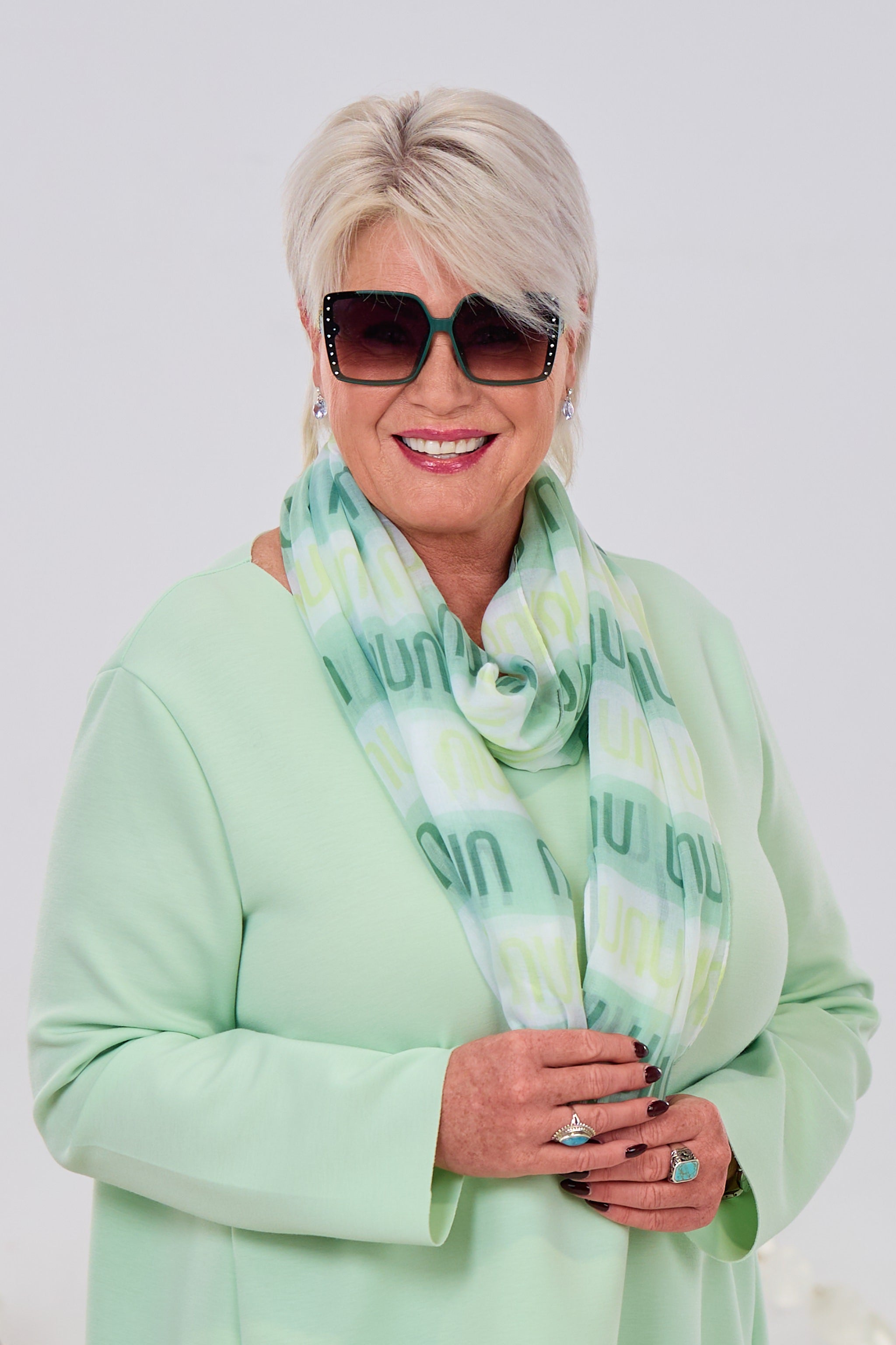 Tuch mit UNU-Schriftzug, lindgrün-ecru-grün