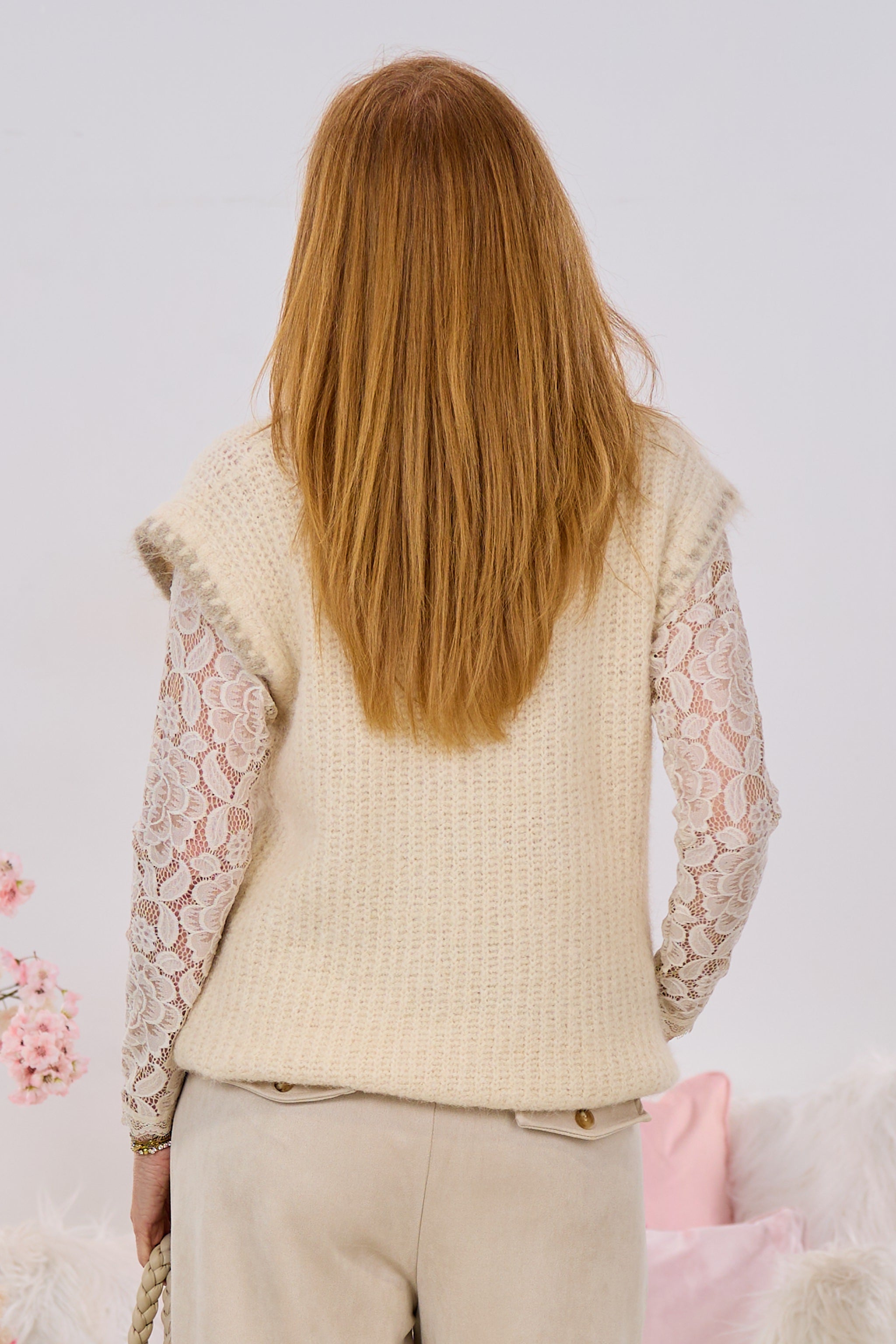 Weicher Pullunder mit Brosche, beige