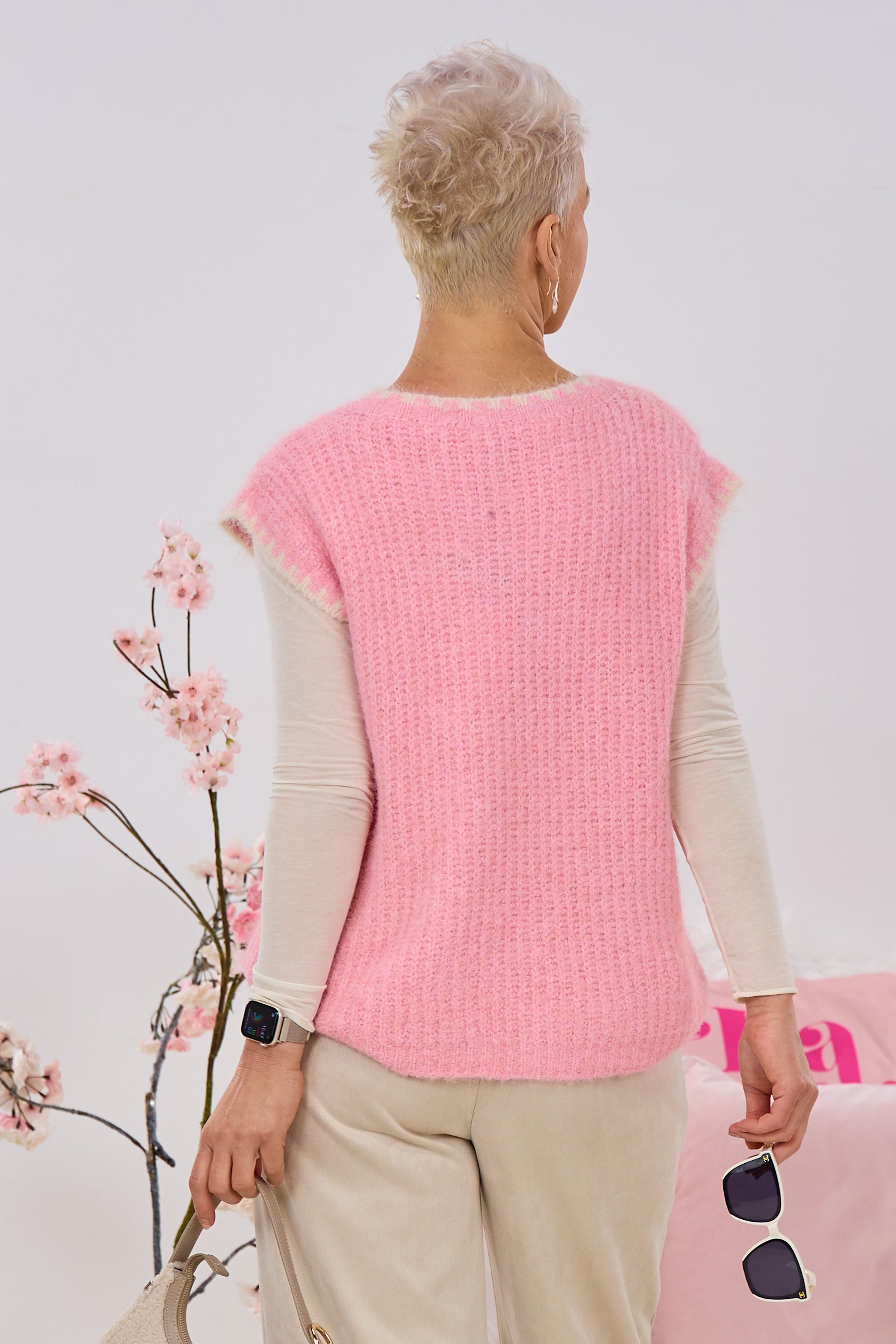 Weicher Pullunder mit Brosche, rosa