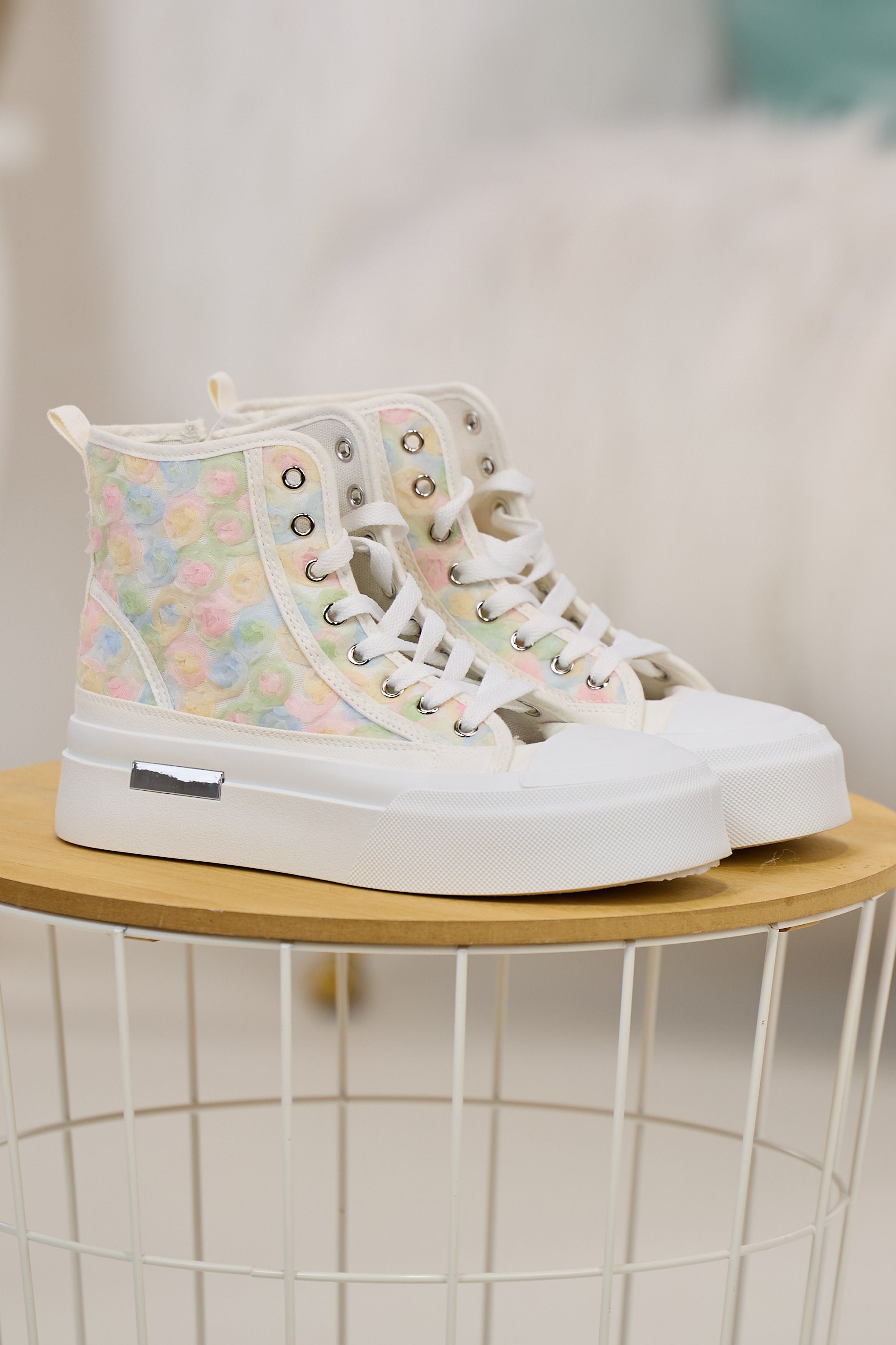 Plateau High Sneaker mit Tüllblüten, weiß-pastell