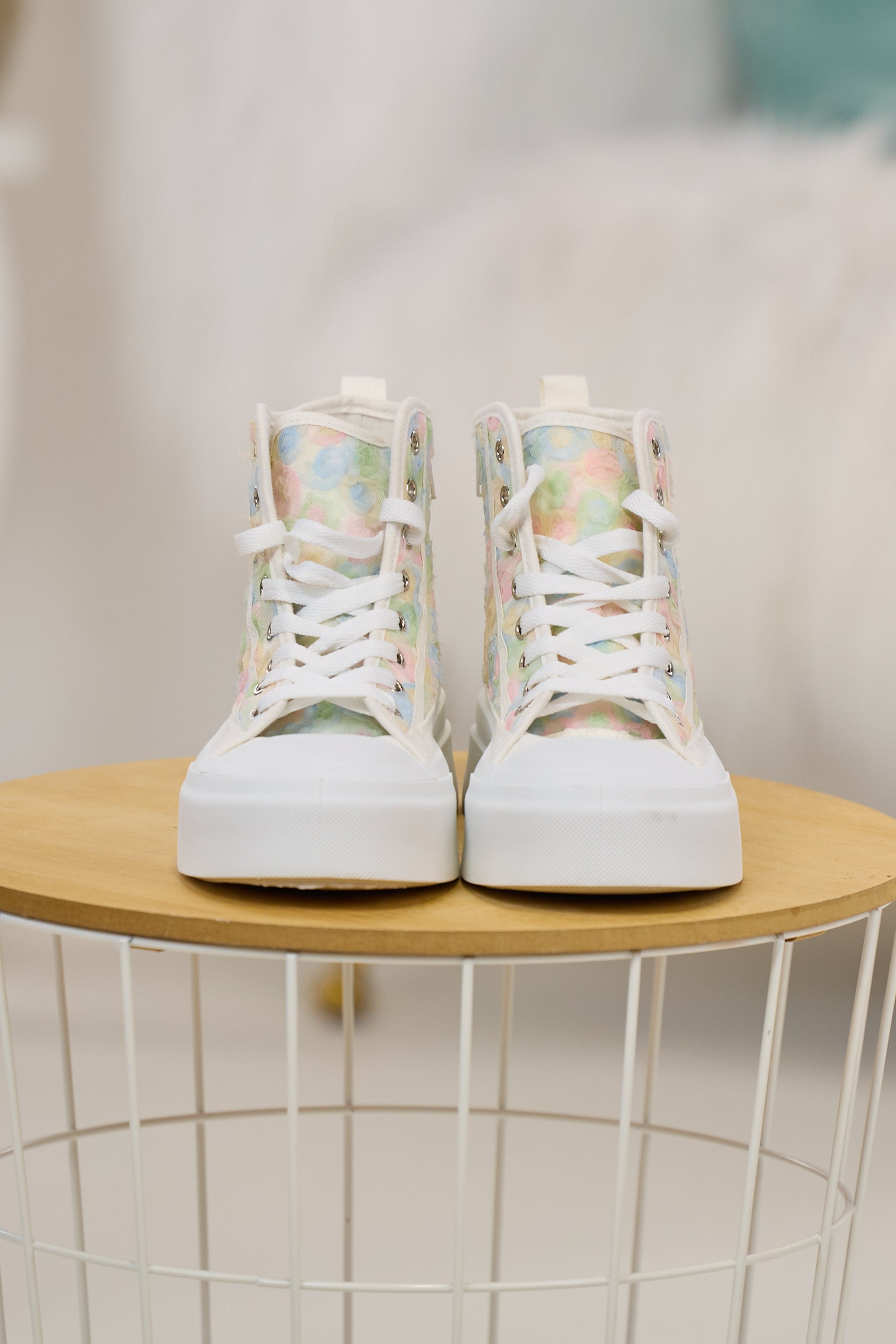 Plateau High Sneaker mit Tüllblüten, weiß-pastell