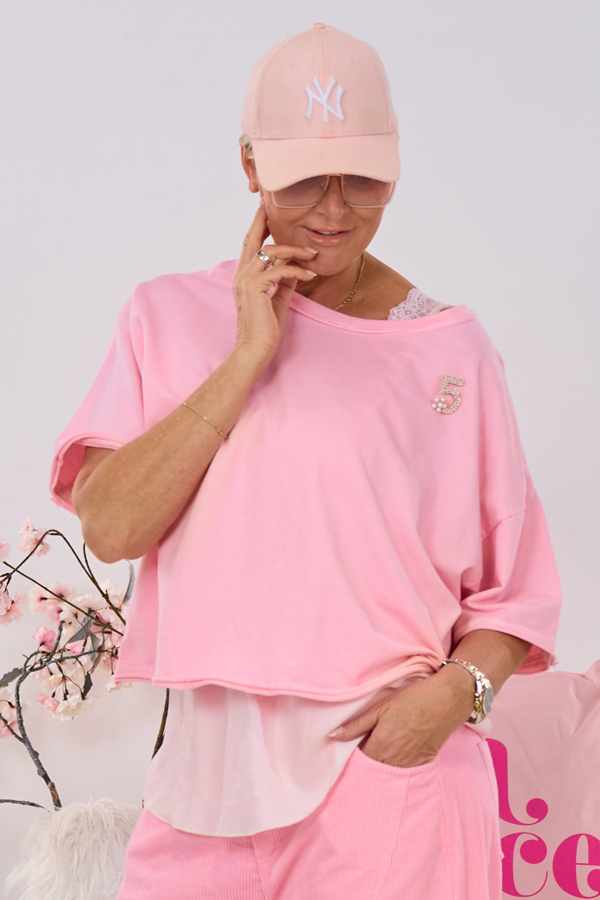 Uni kurzarm Sweaty mit Brosche, rosa