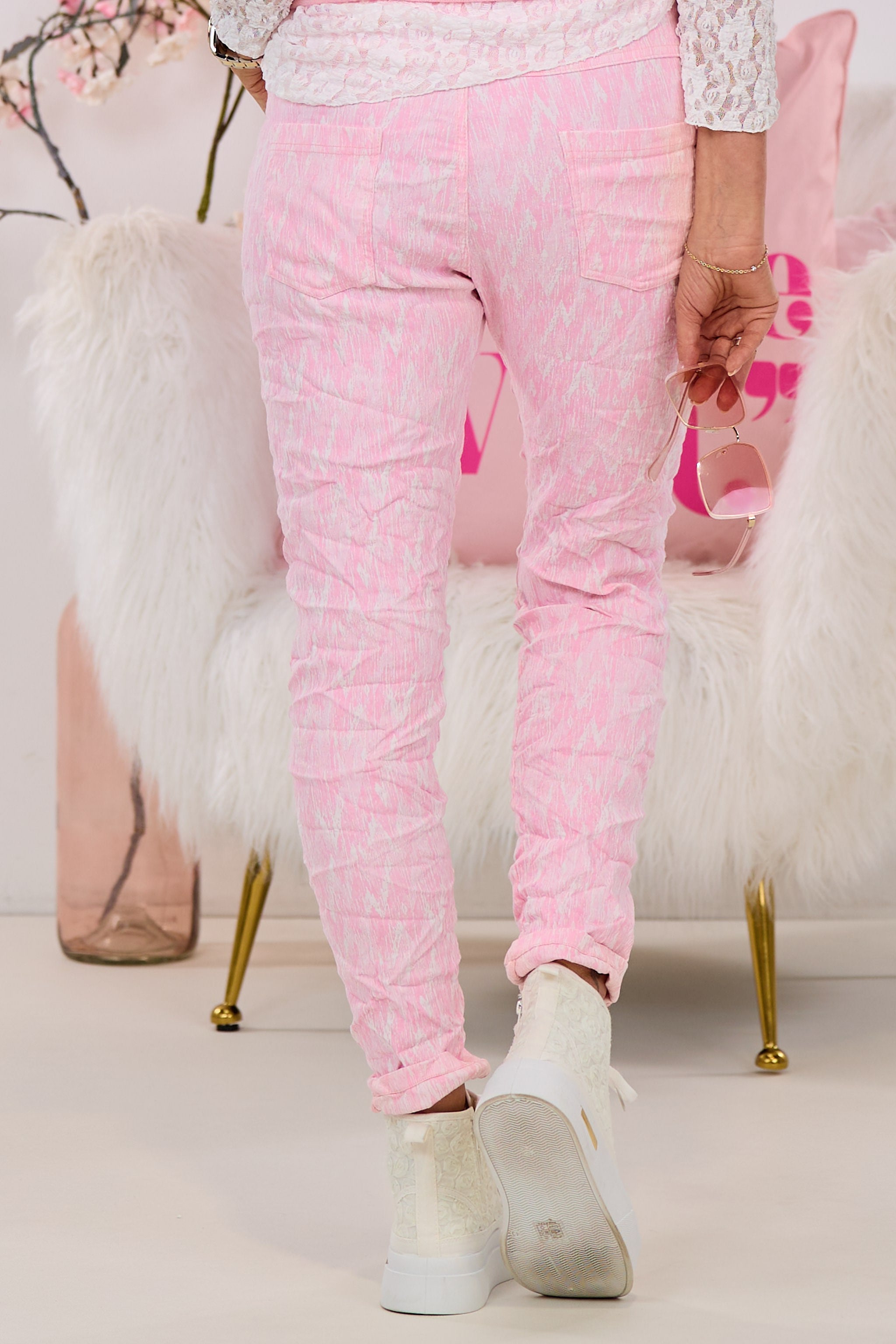 Hose mit Kordelzug im Knitterlook, rosa-weiß