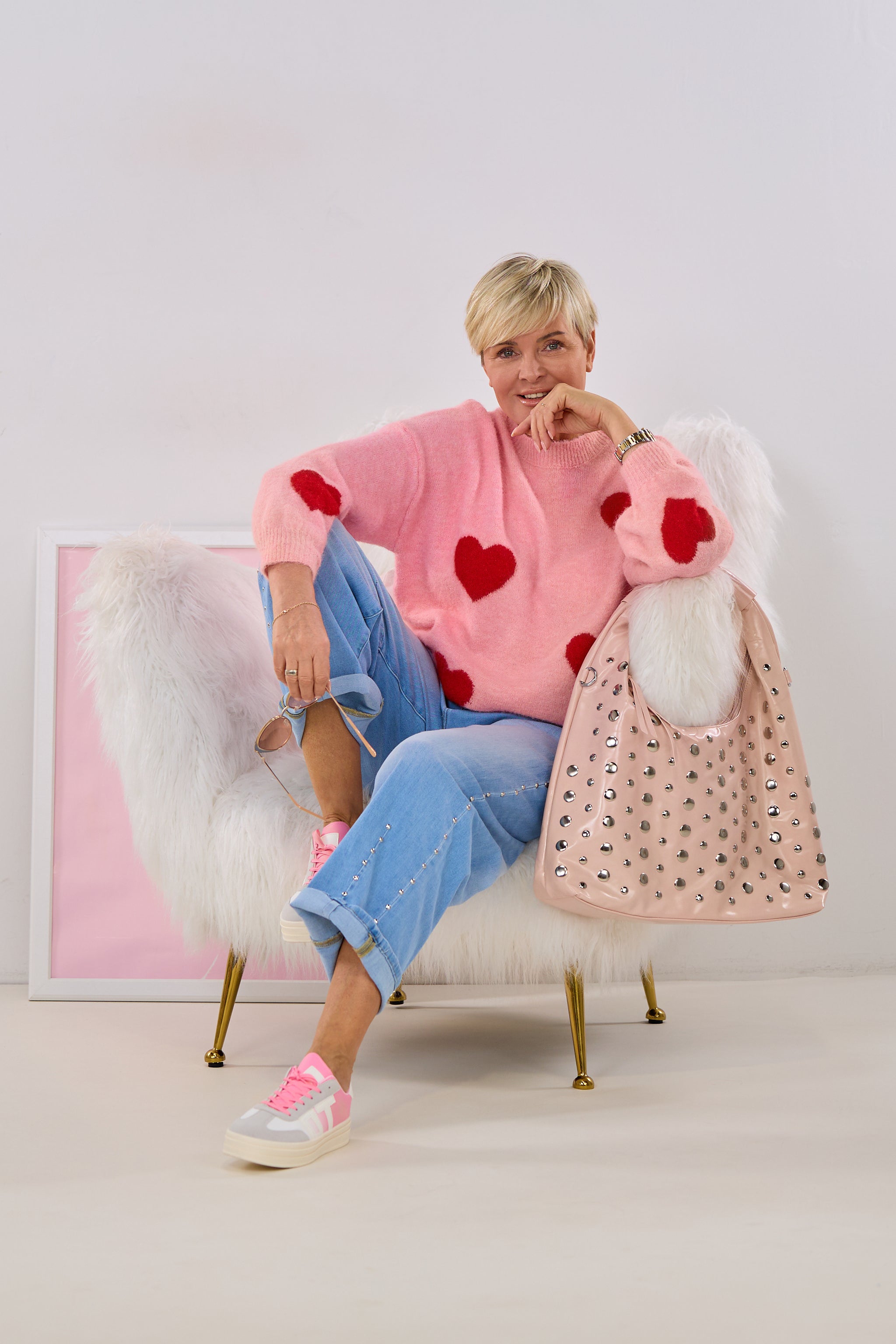 Strickpulli mit roten Herzen, rosa-rot