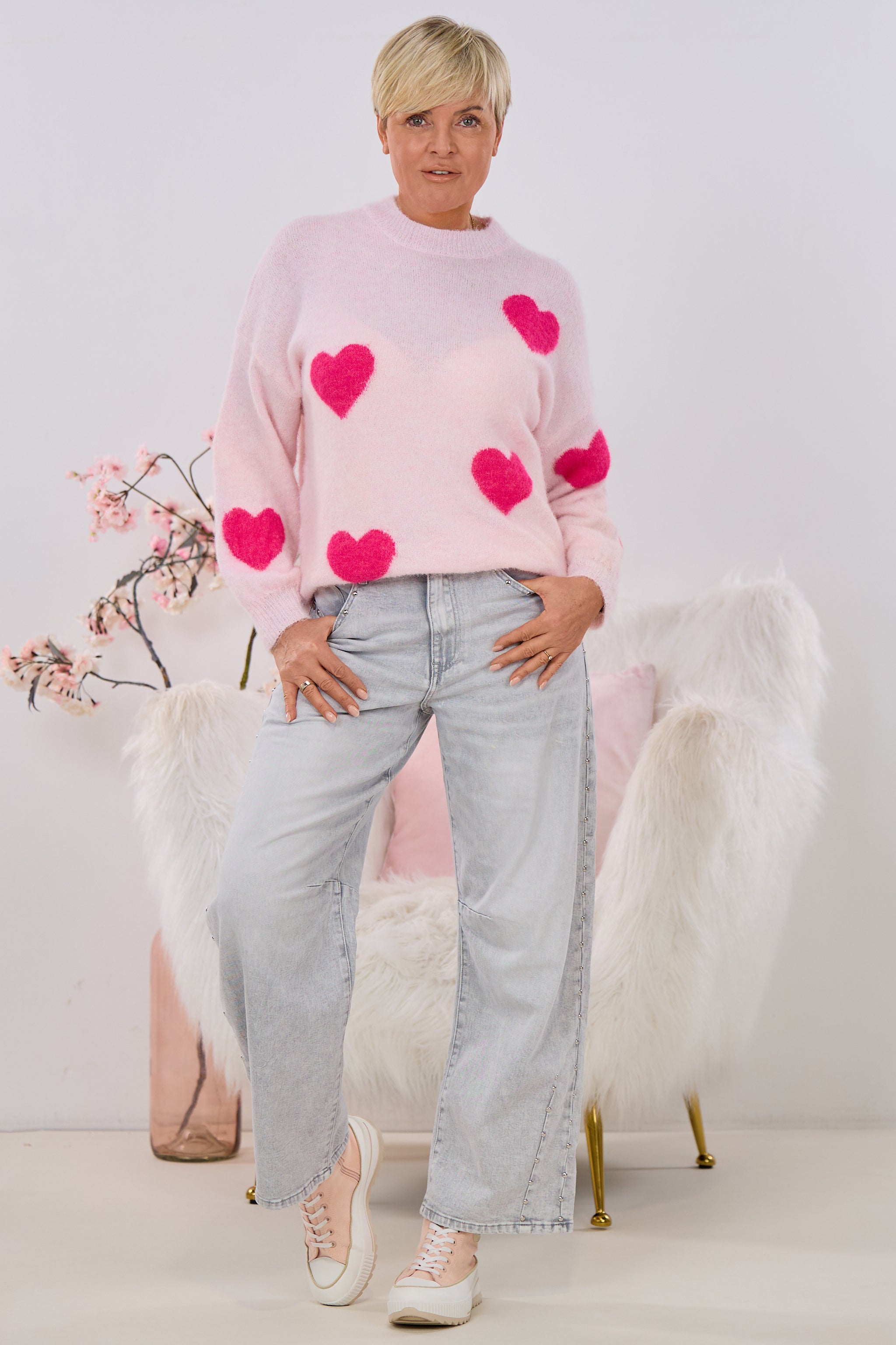 Strickpulli mit pinkfarbenen Herzen, hellrosa-pink