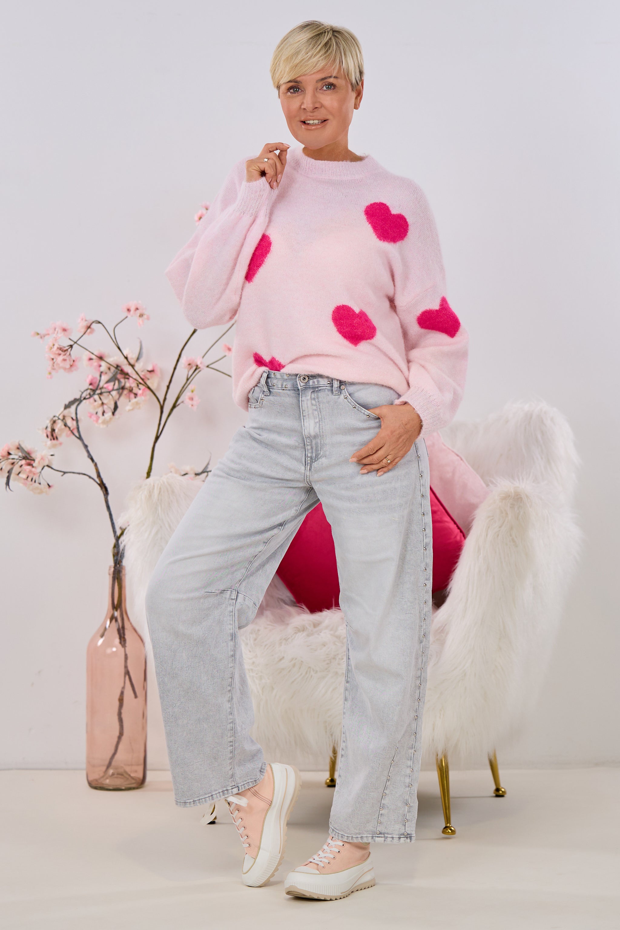 Strickpulli mit pinkfarbenen Herzen, hellrosa-pink