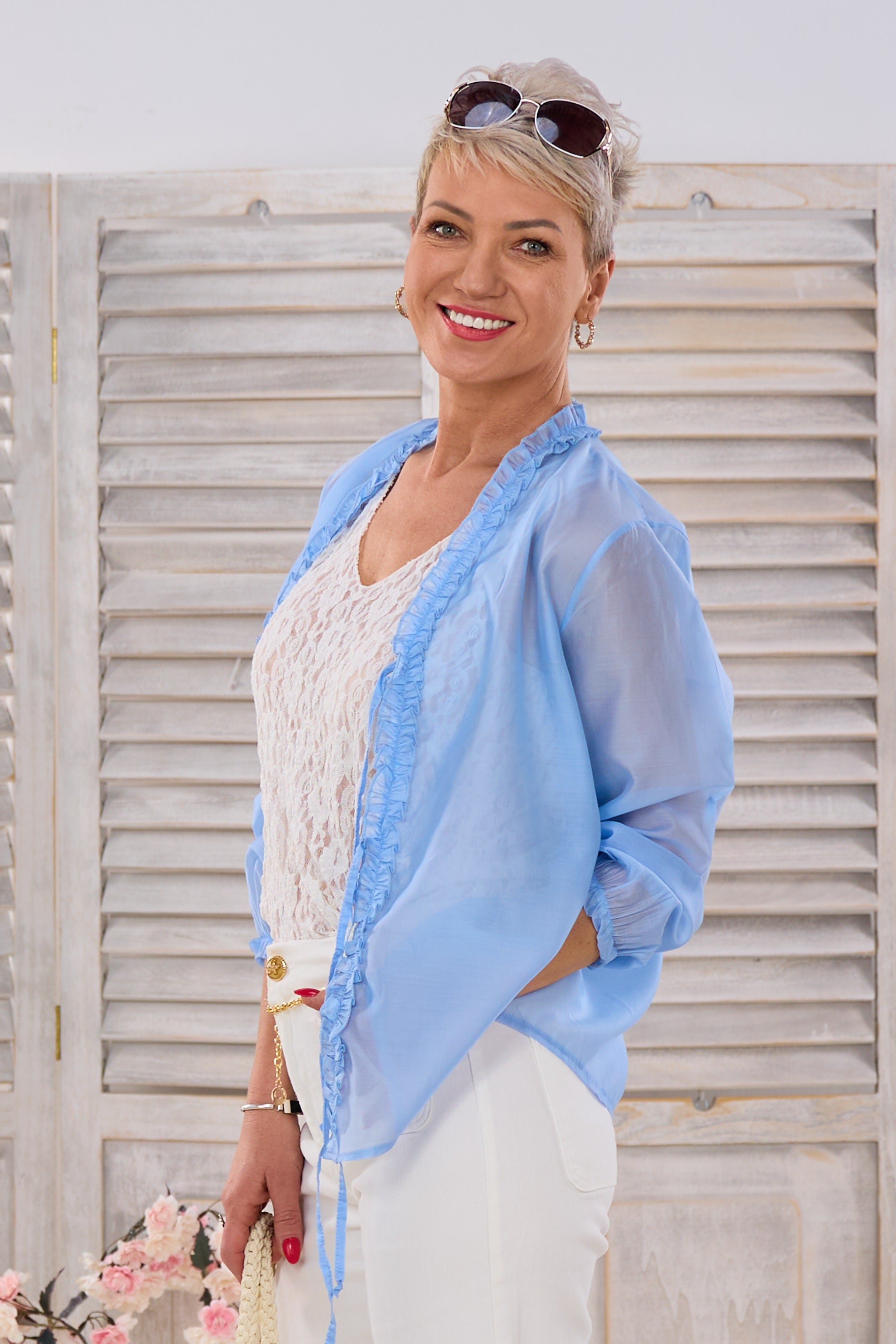 Leichte Bluse mit Rüschen und Bändchen, hellblau