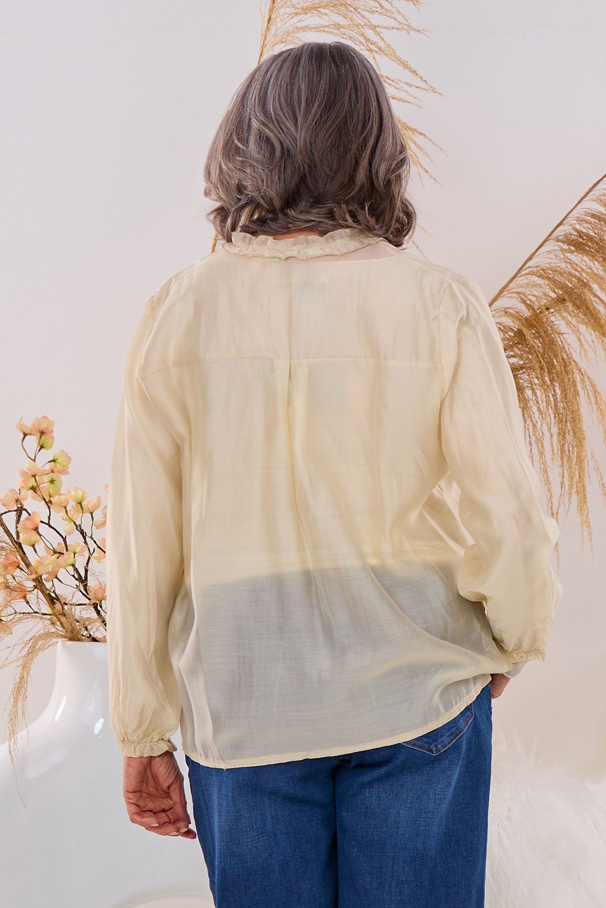 Leichte Bluse mit Rüschen und Bändchen, beige