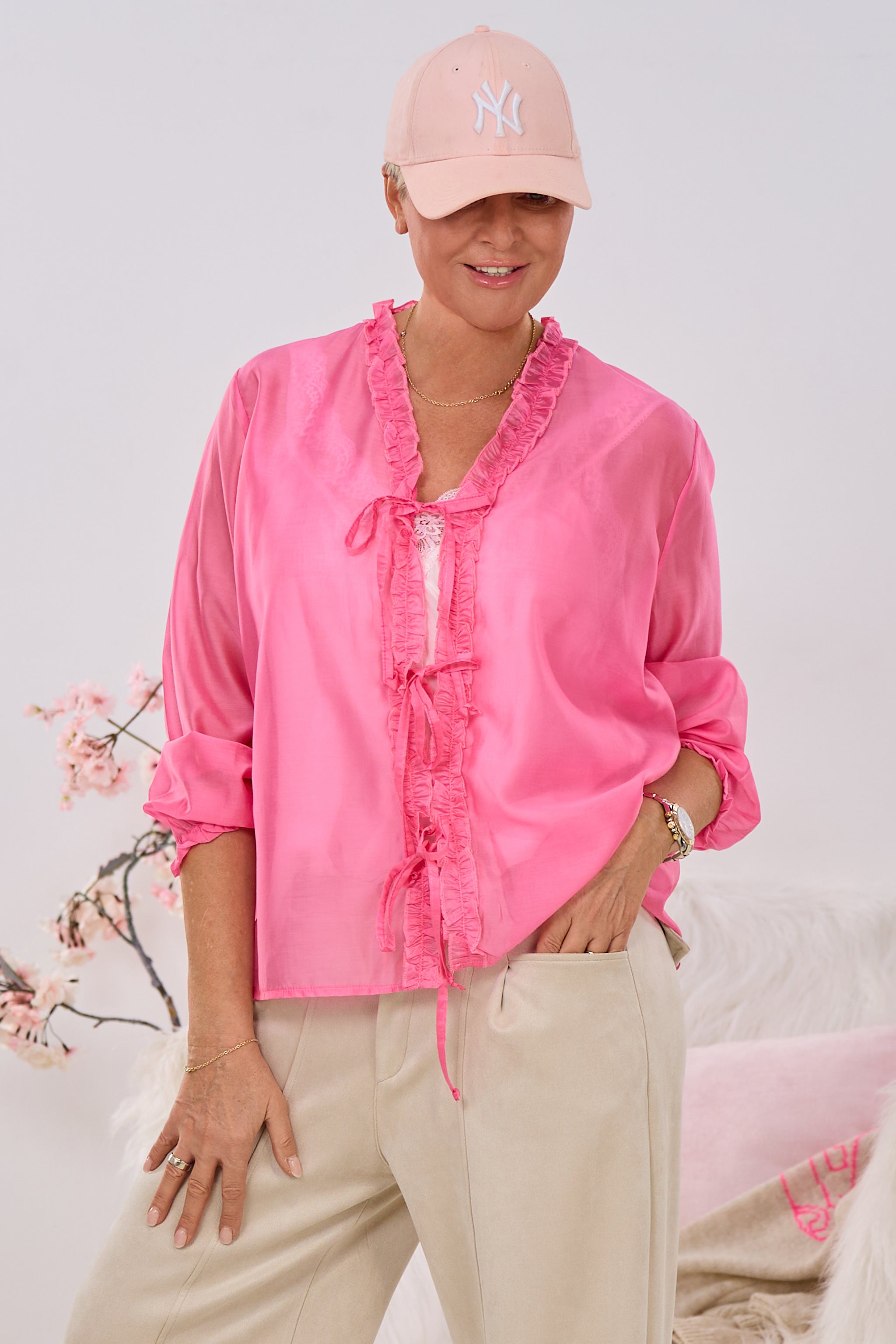 Leichte Bluse mit Rüschen und Bändchen, pink