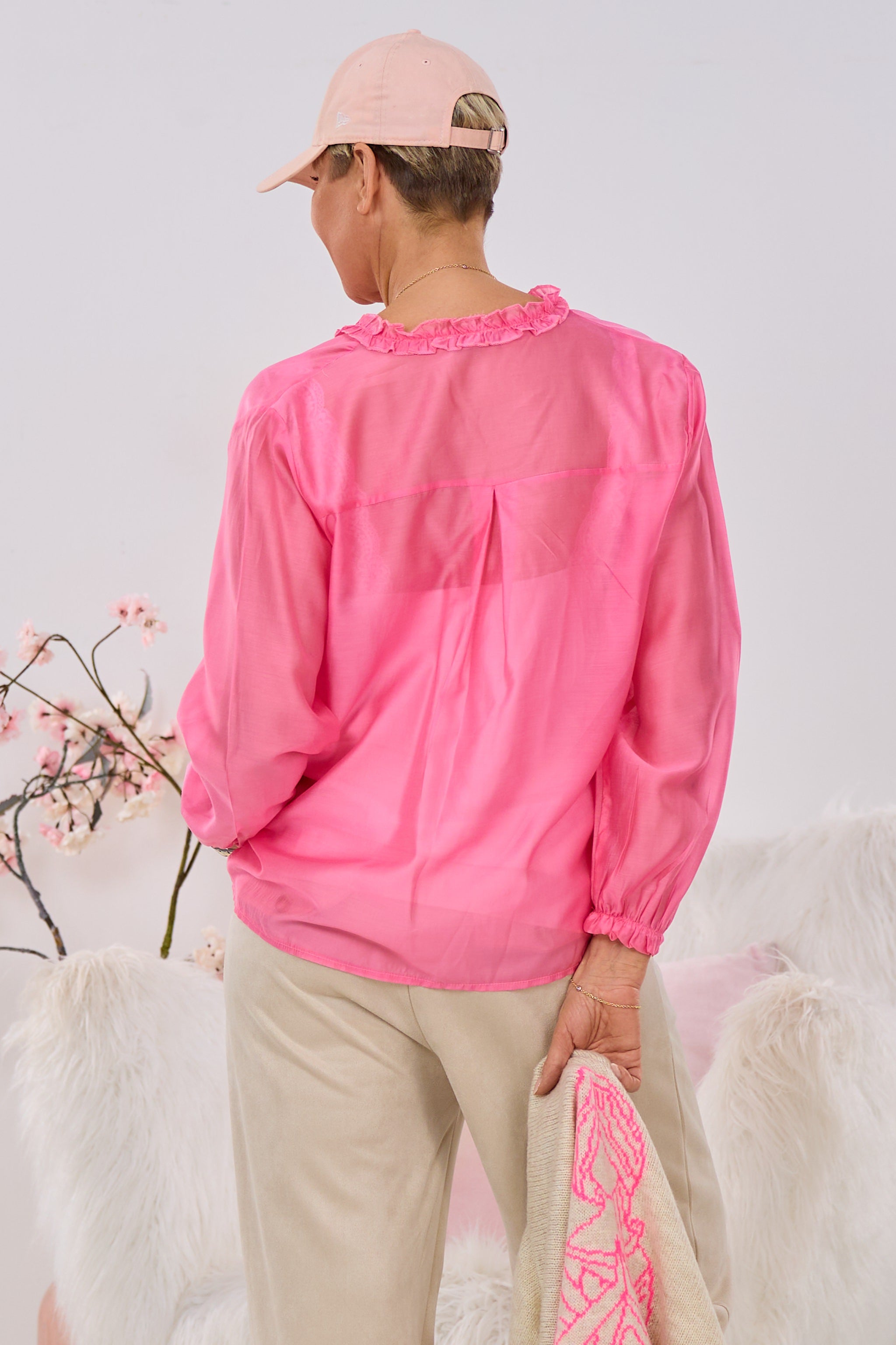 Leichte Bluse mit Rüschen und Bändchen, pink