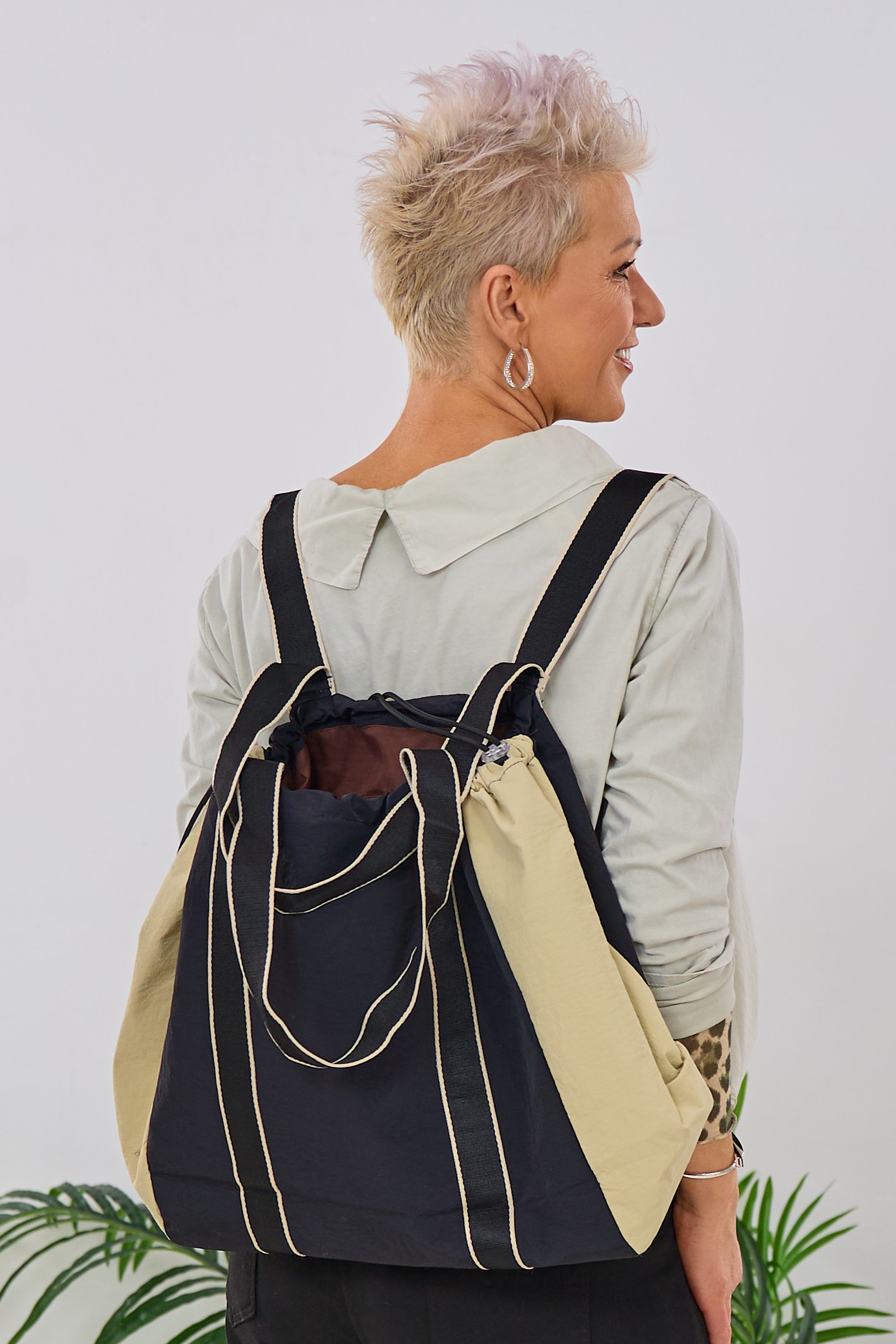 großer Shopper/Rucksack, schwarz-beige