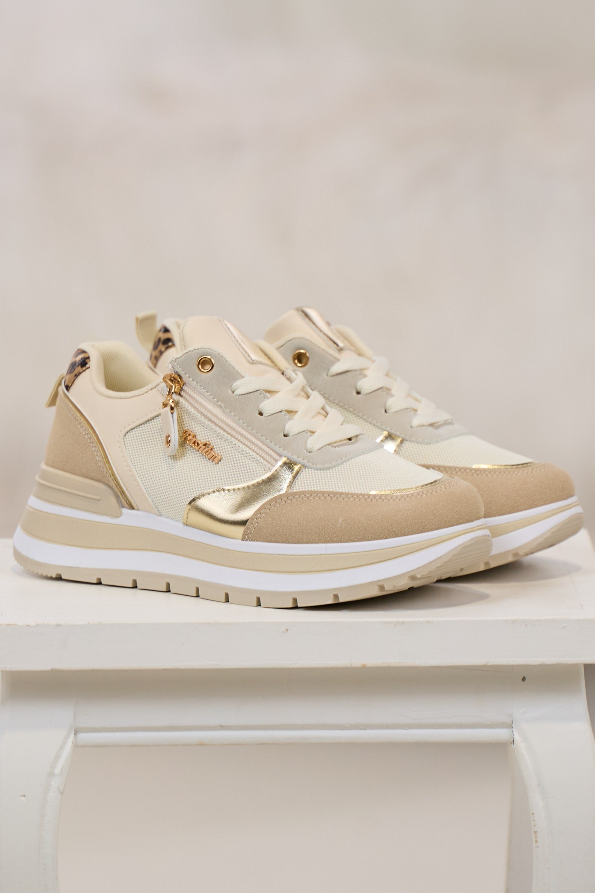 Sneaker mit grober Plateausohle, creme-beige-gold