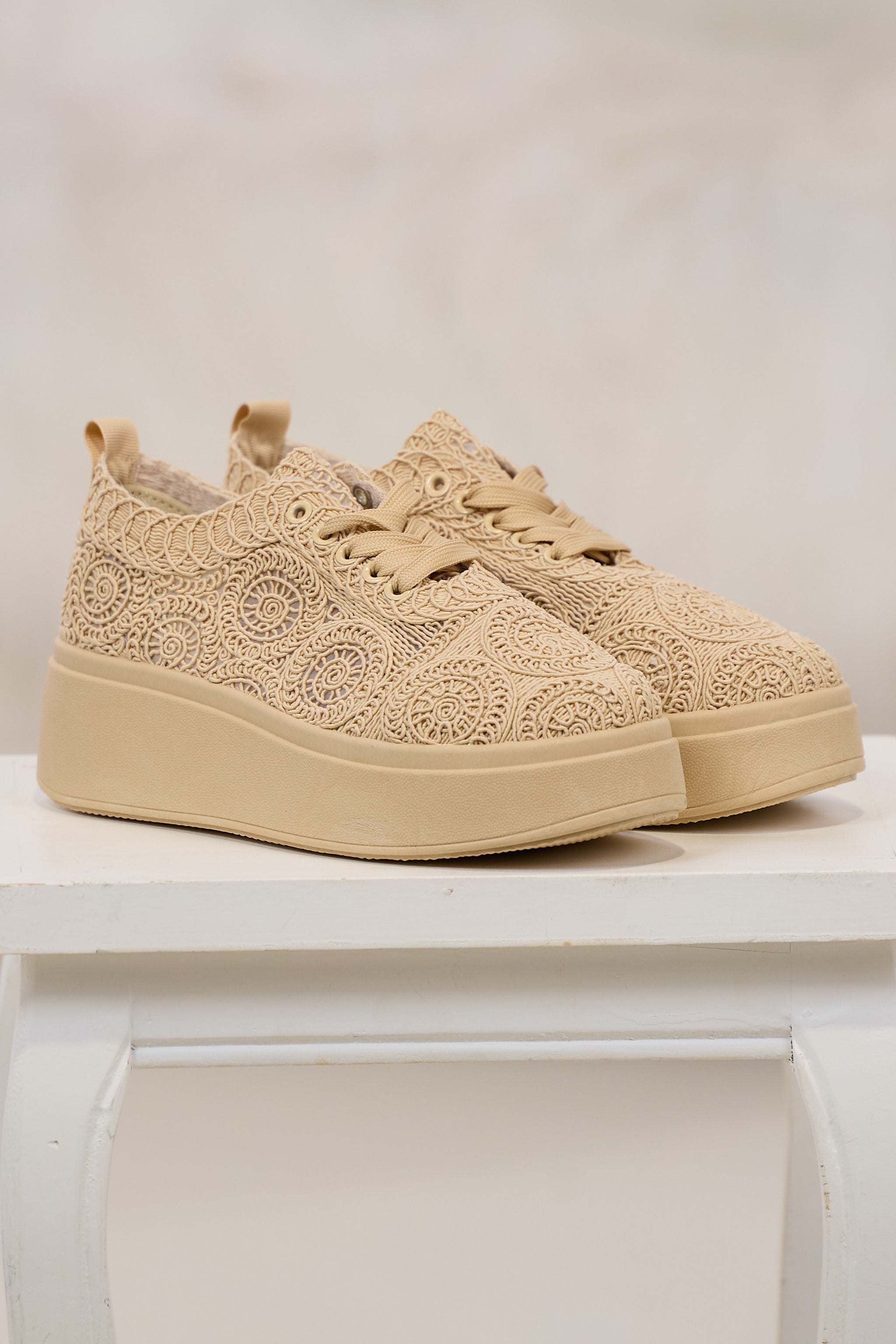 Sneaker in Häkel-Optik, beige