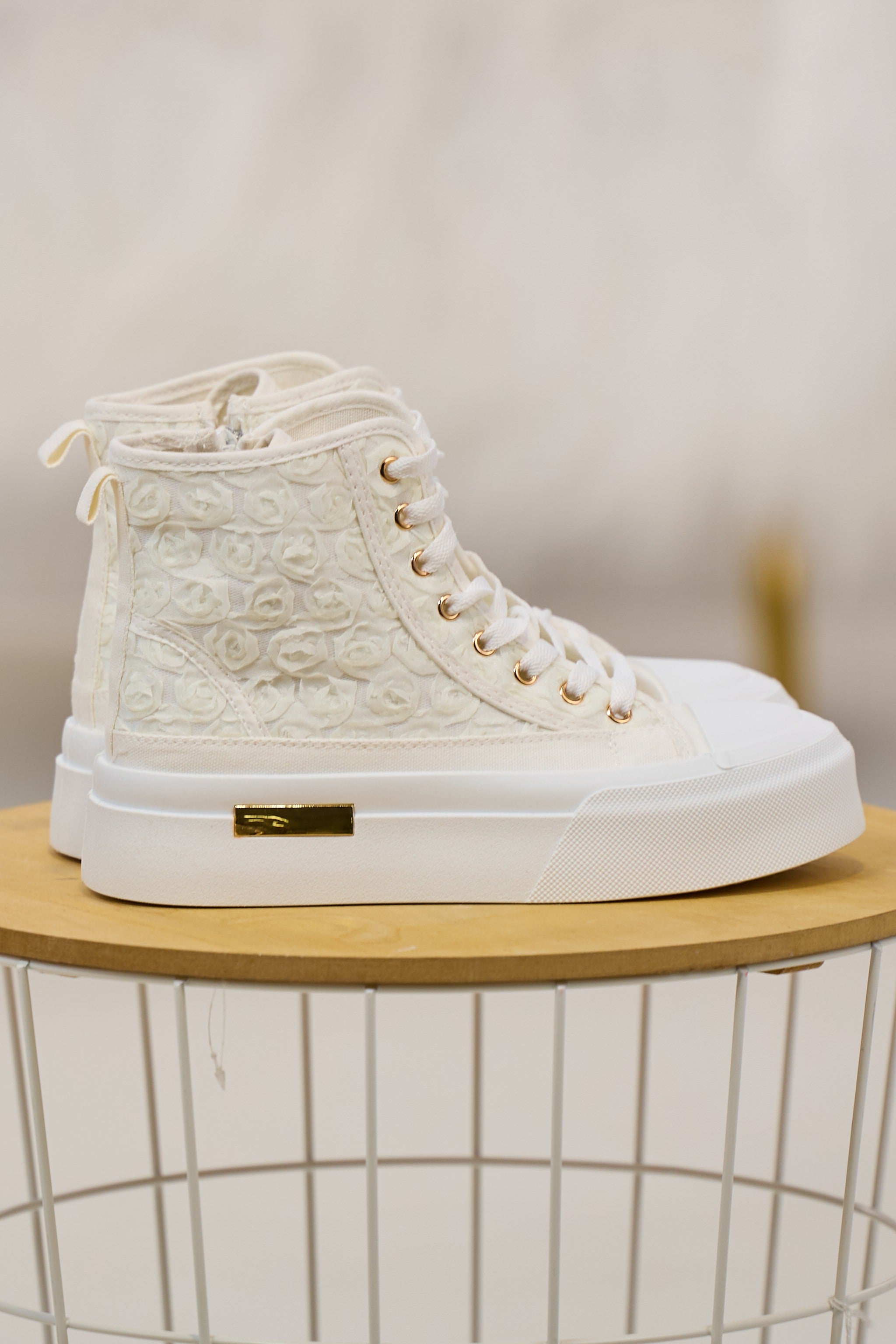 Plateau High Sneaker mit Tüllblüten, weiß-ecru