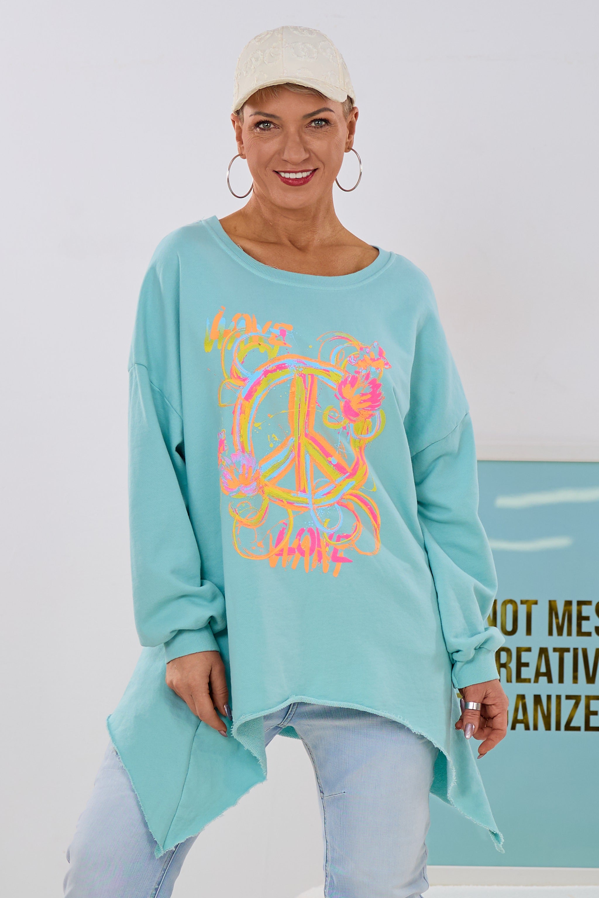 Sweaty mit PEACE & LOVE Print, mint-bunt