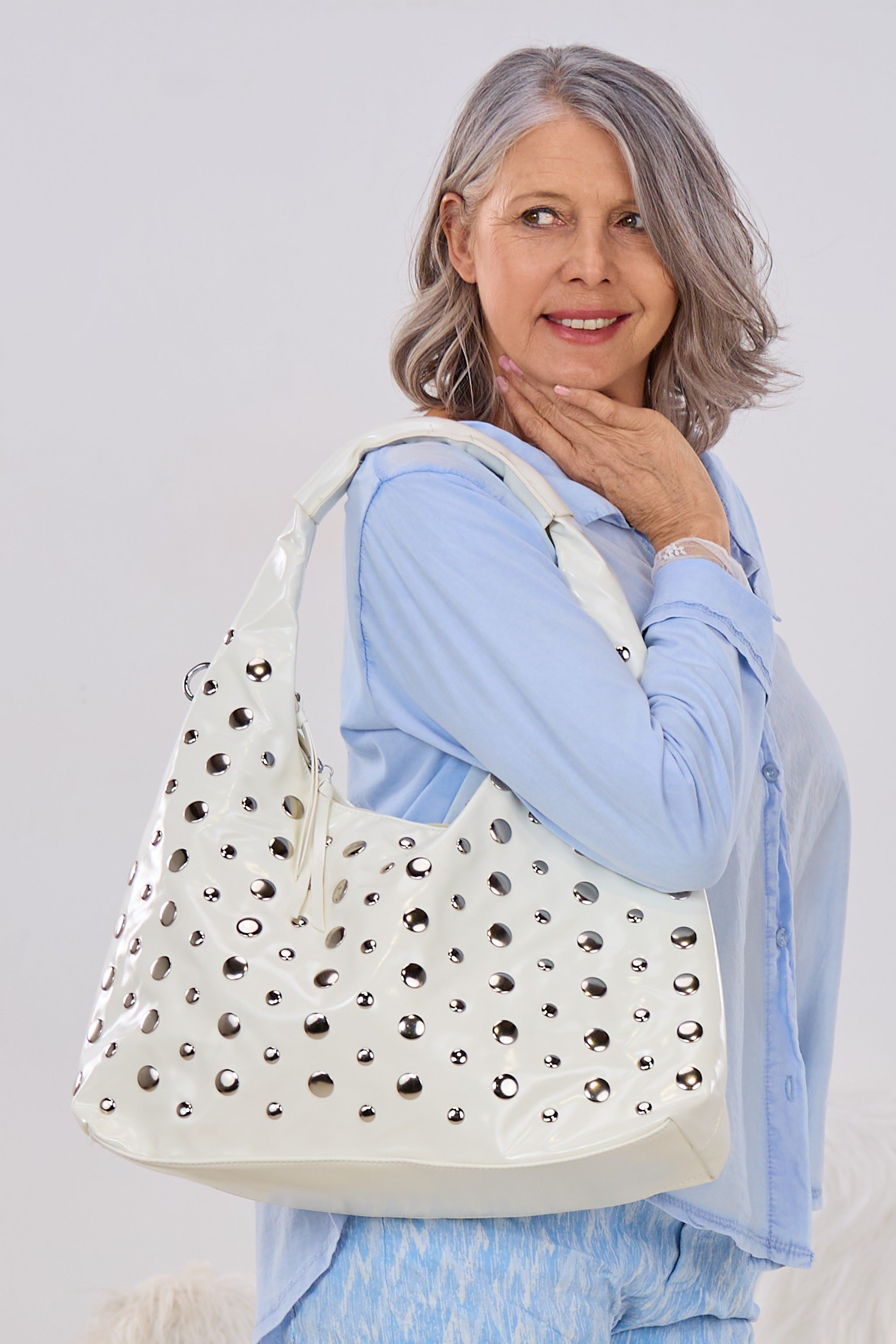 Schultertasche mit Nieten, weiß