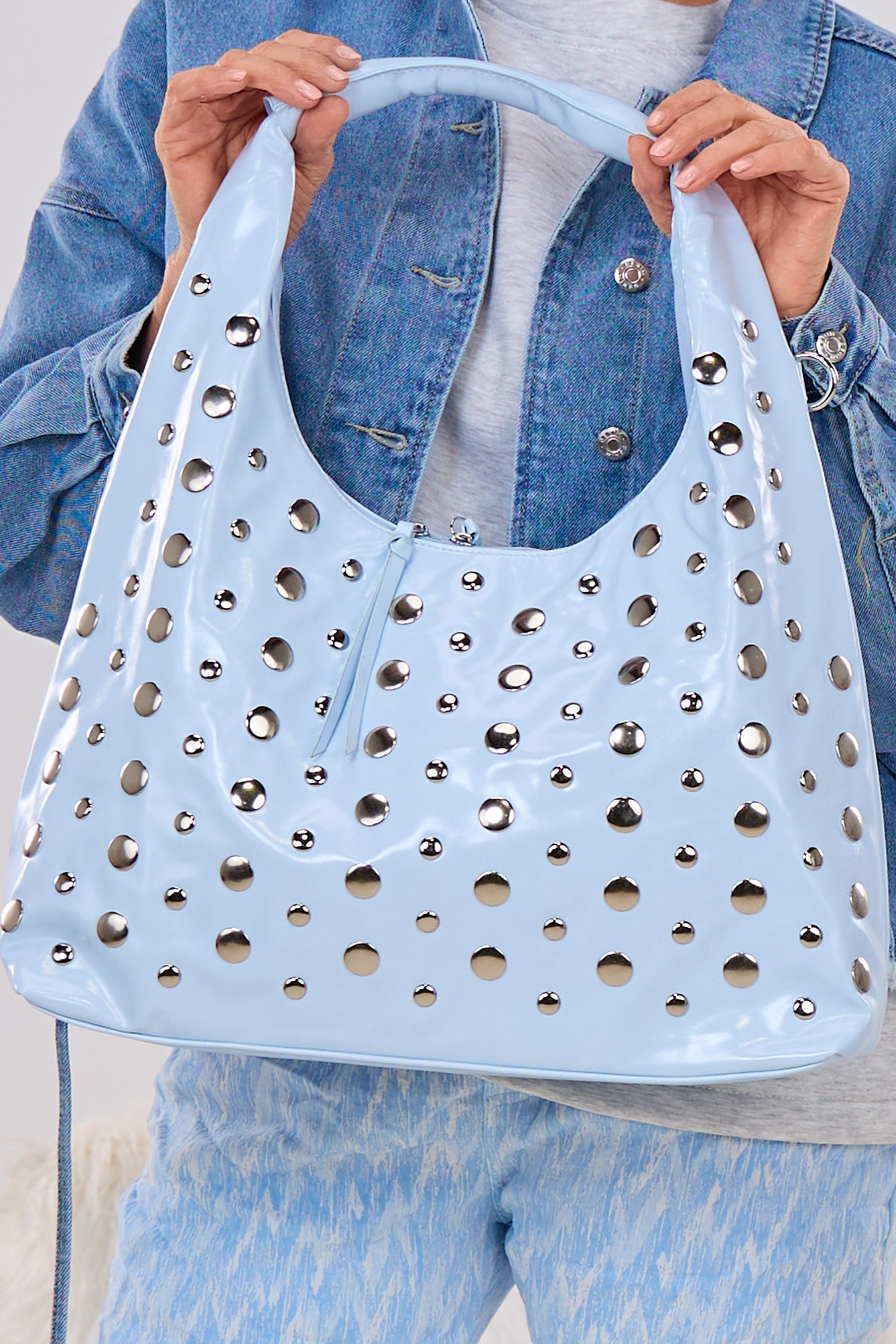 Schultertasche mit Nieten, hellblau