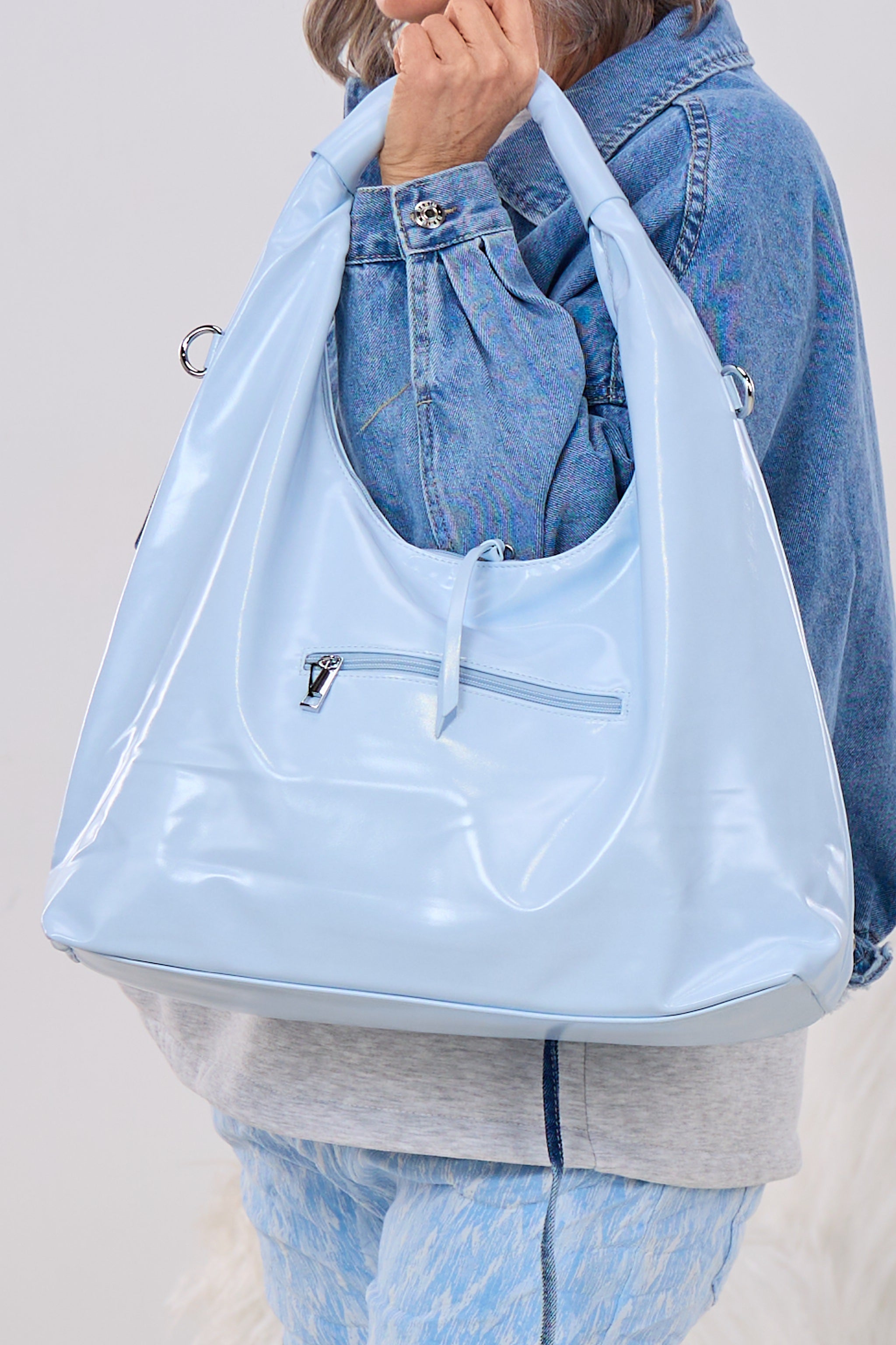 Schultertasche mit Nieten, hellblau