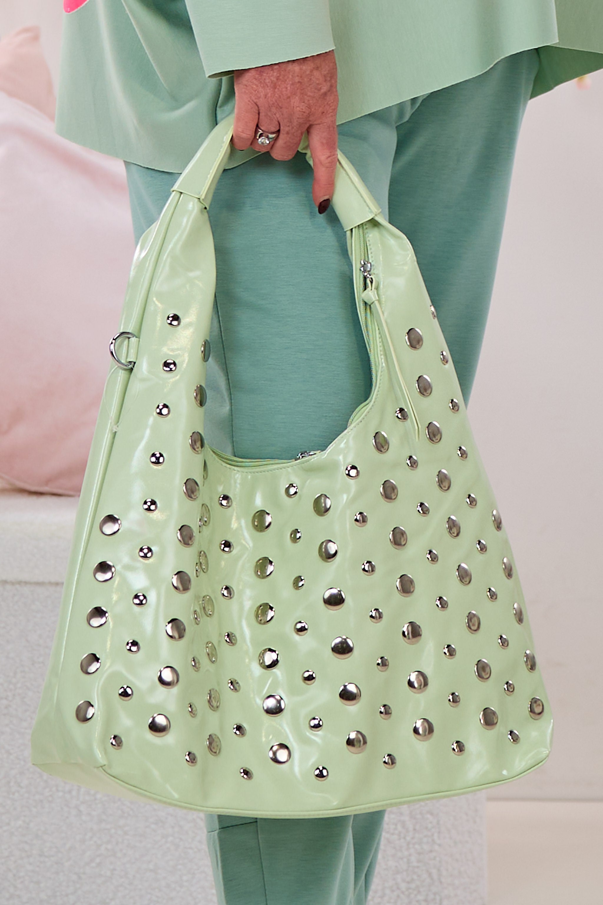 Schultertasche mit Nieten, lindgrün