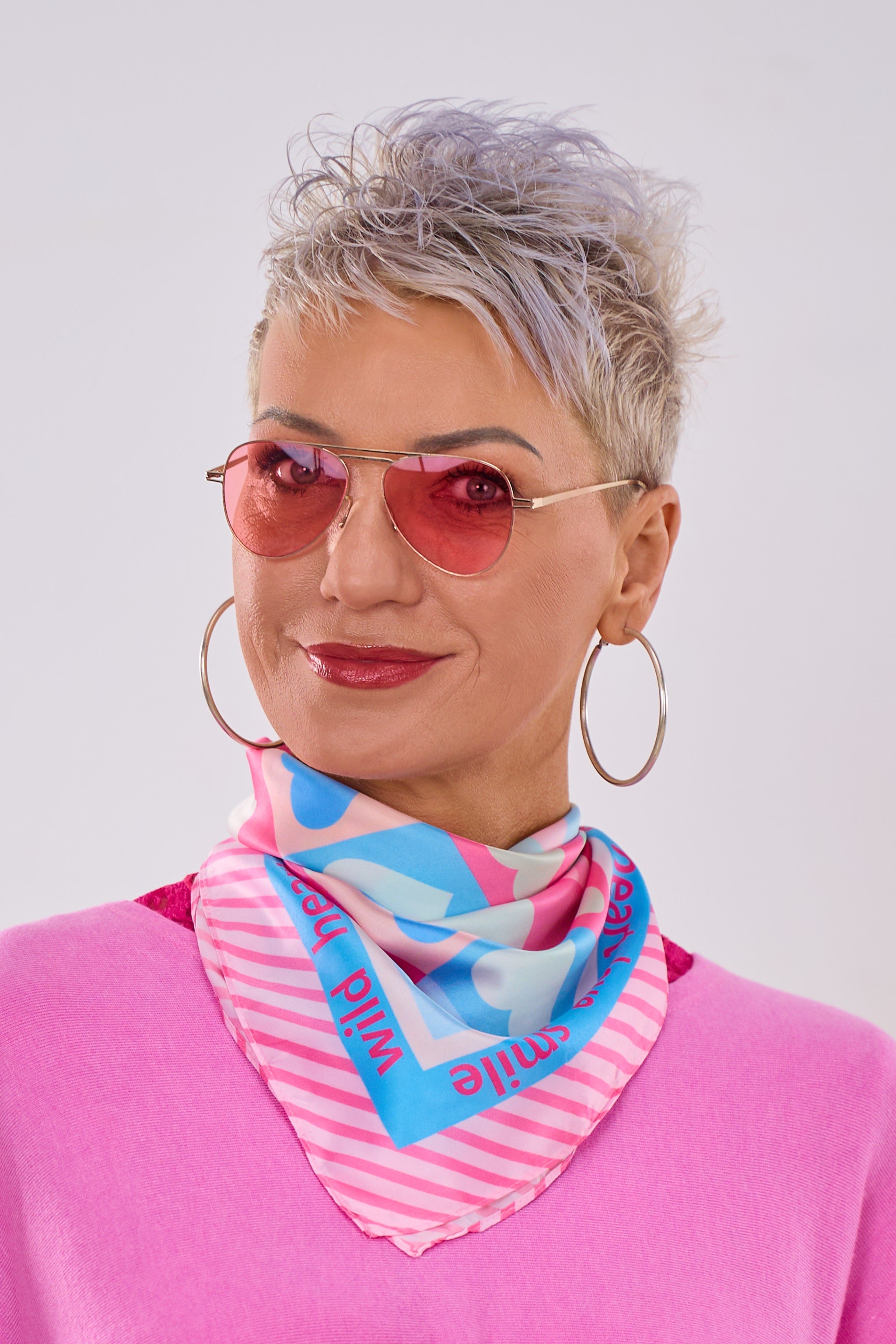 Satin Tuch mit Herzen, rosa-bunt