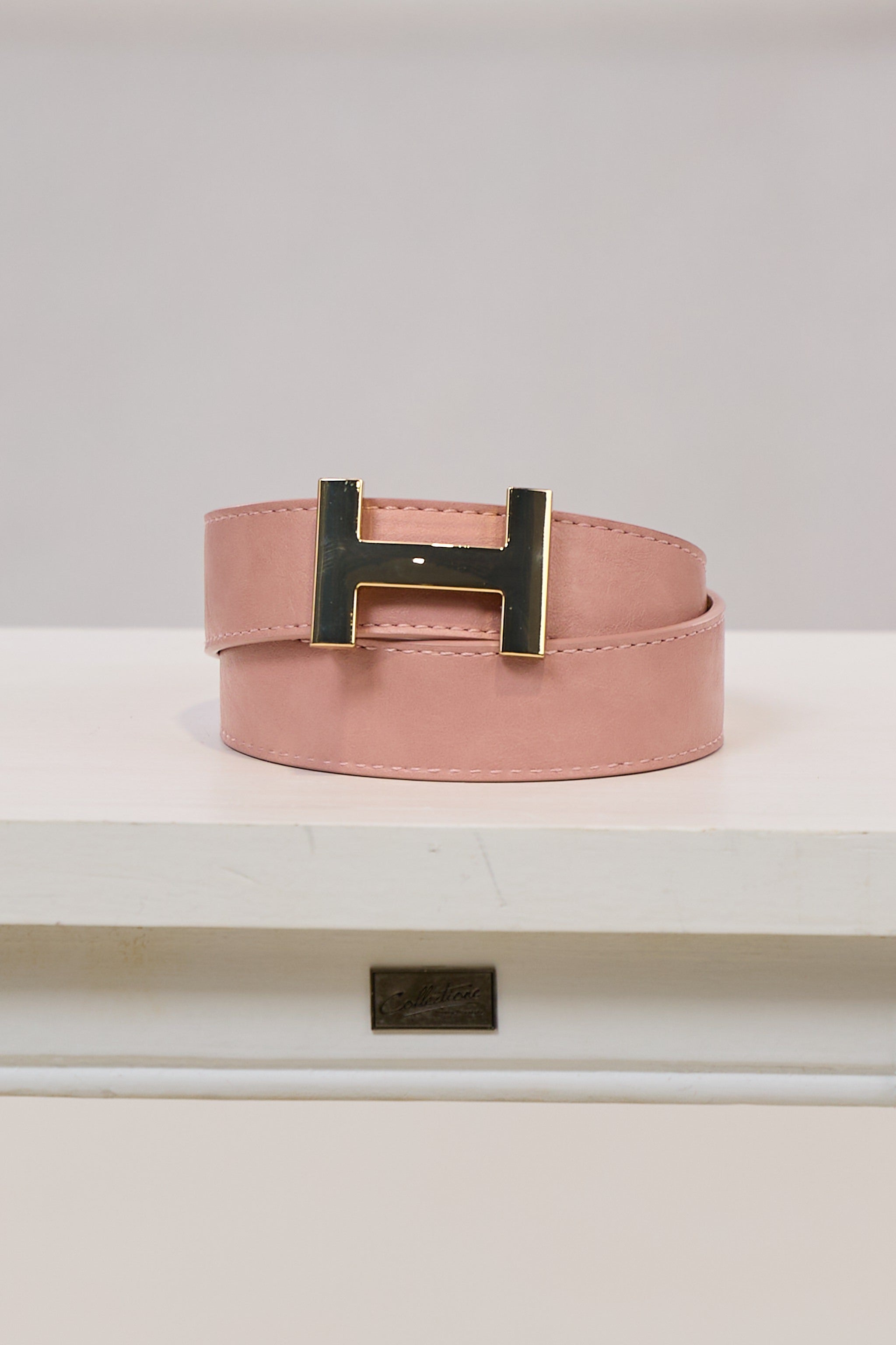 Ledergürtel mit goldener Schnalle, puderrosa