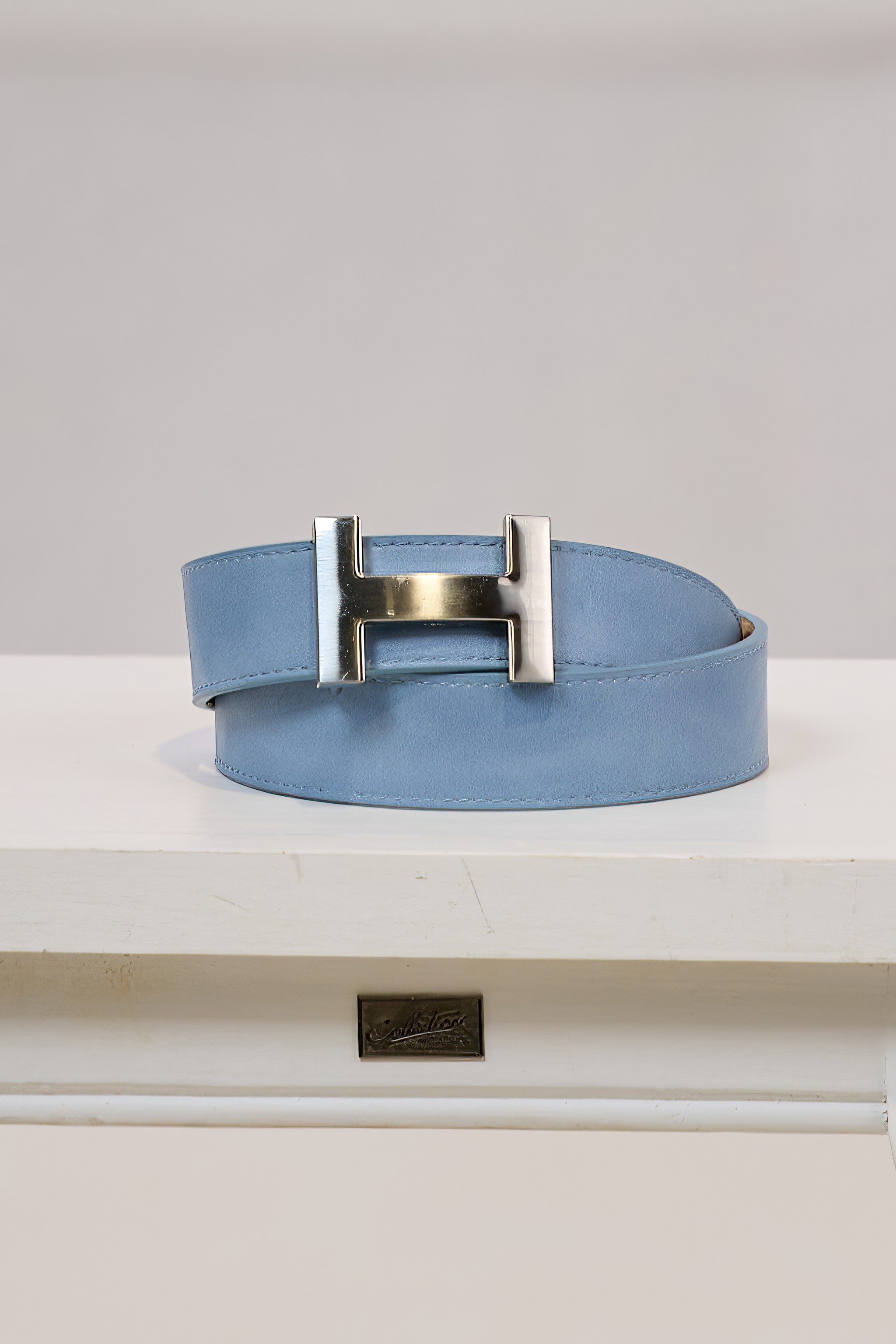 Ledergürtel mit silberner Schnalle, hellblau