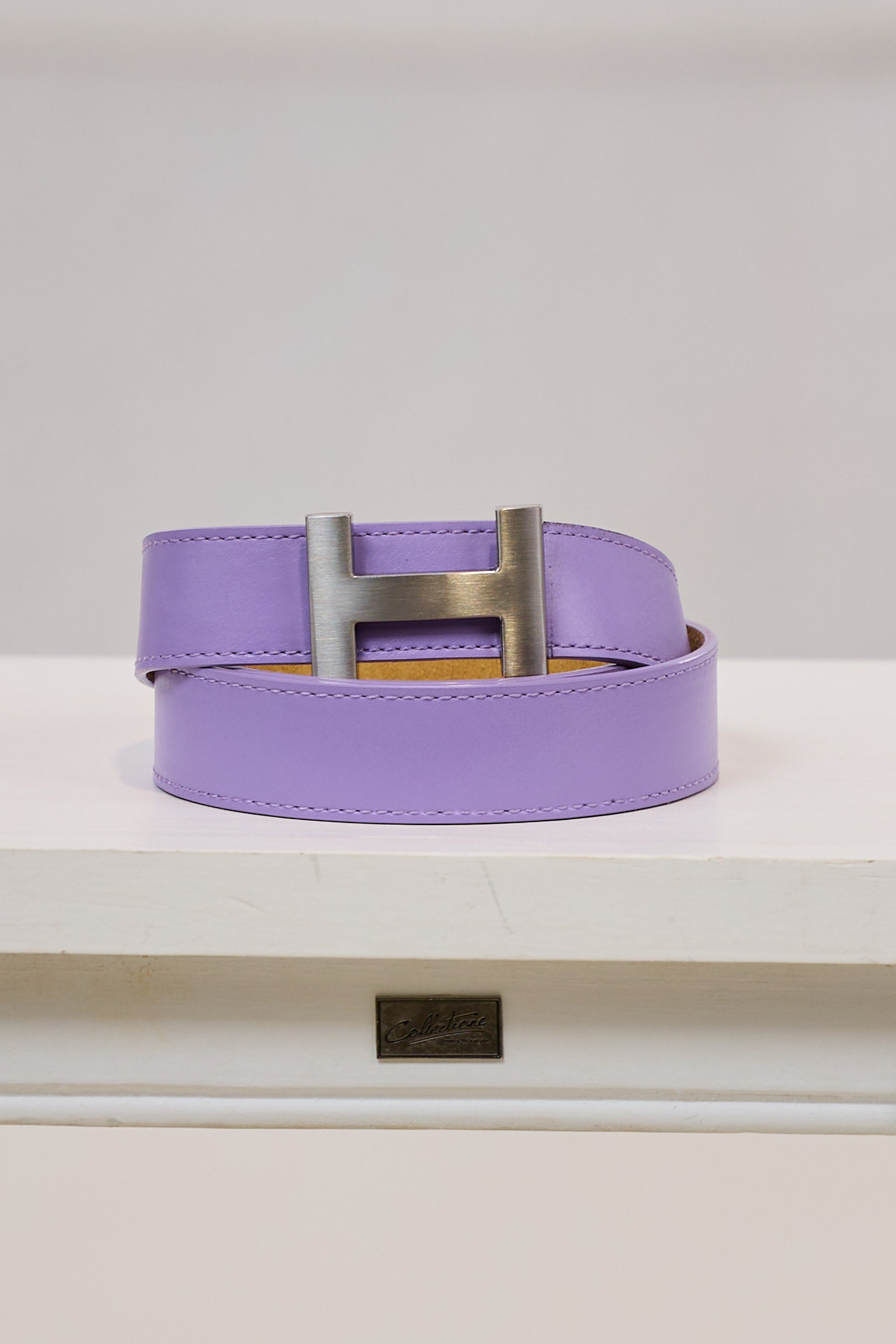 Ledergürtel mit silberner Schnalle, flieder