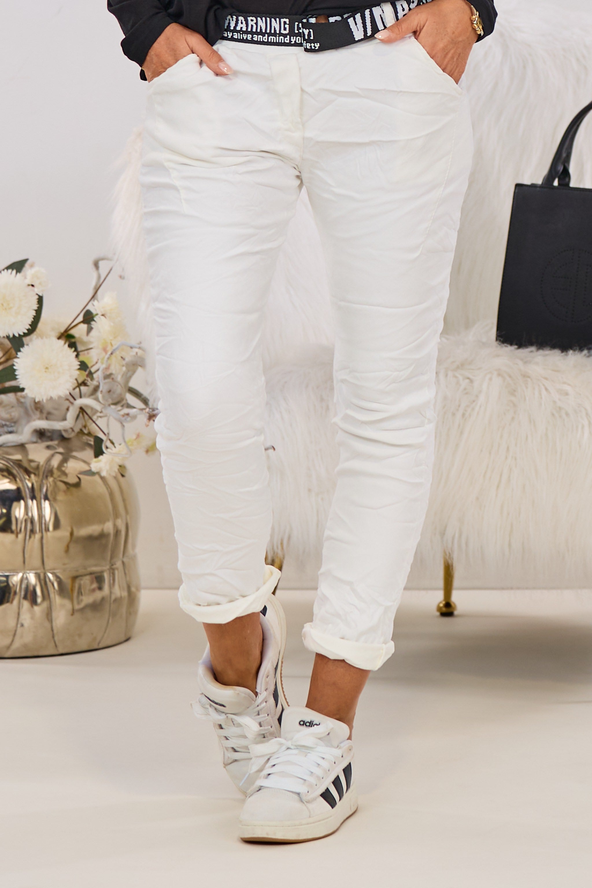 Hose mit Gürtel im Knitterlook, ecru