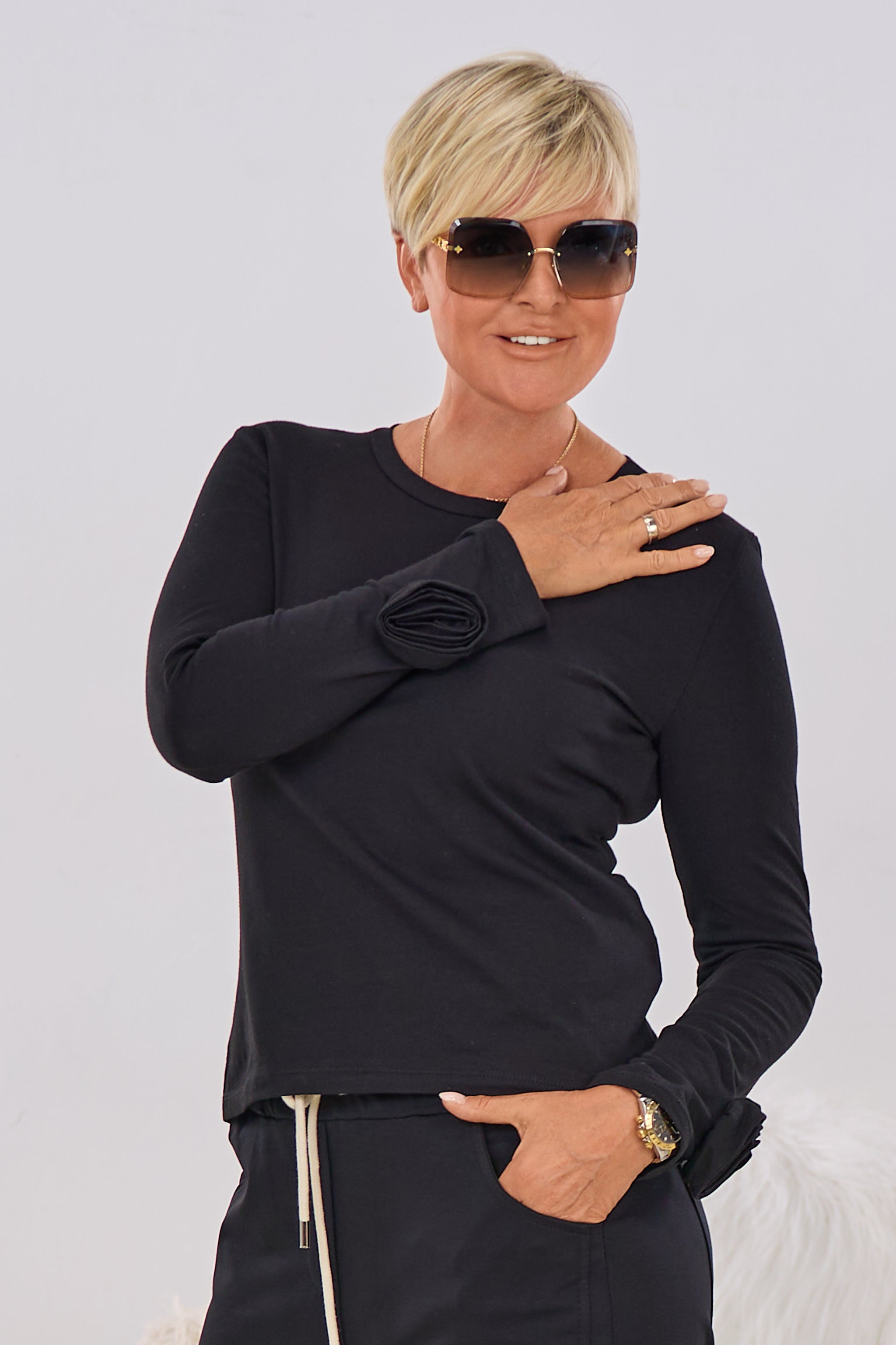 Longsleeve mit süßer Blume, schwarz