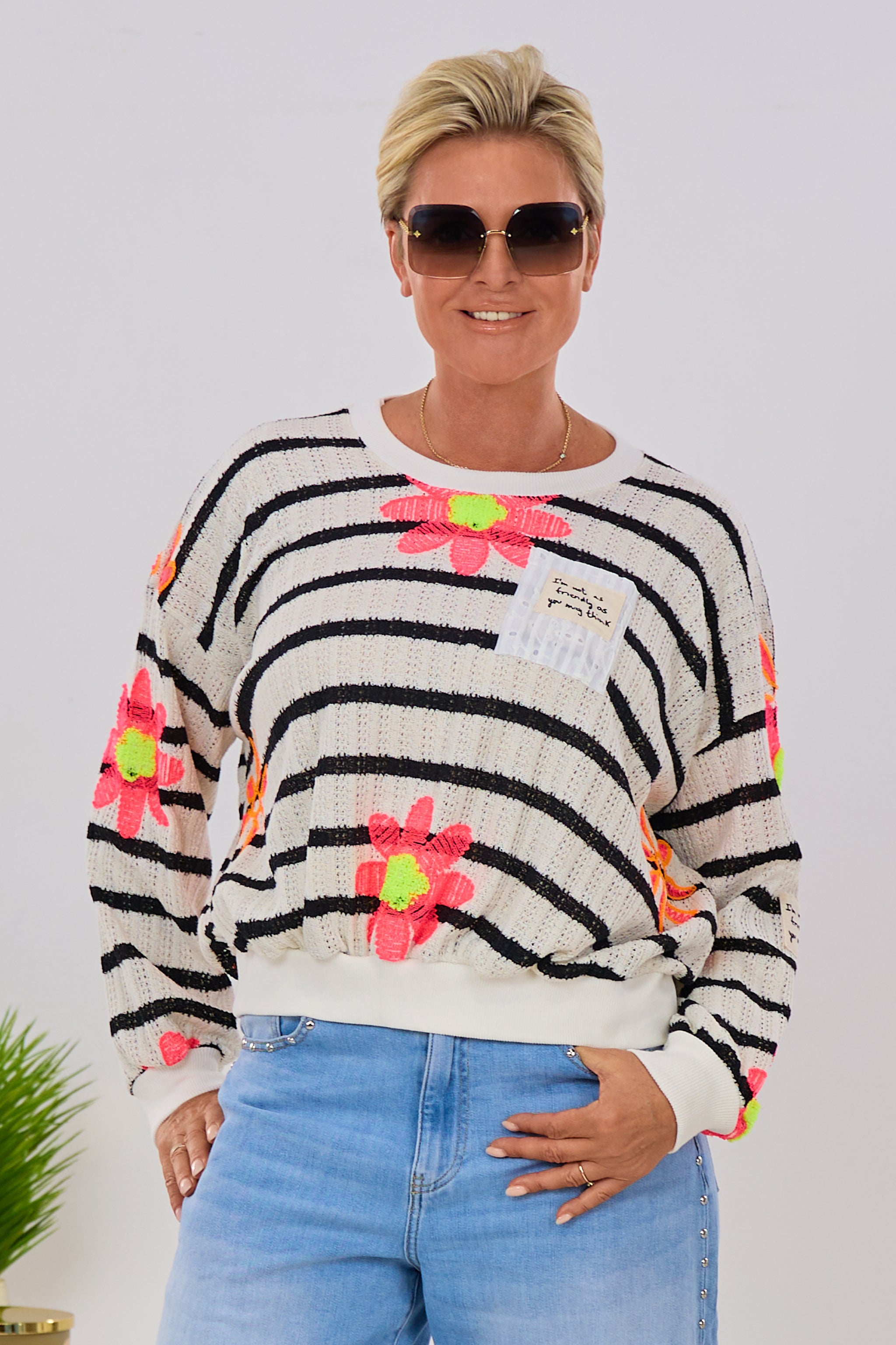 Gestreifter Pulli mit Blüten, creme-schwarz-pink