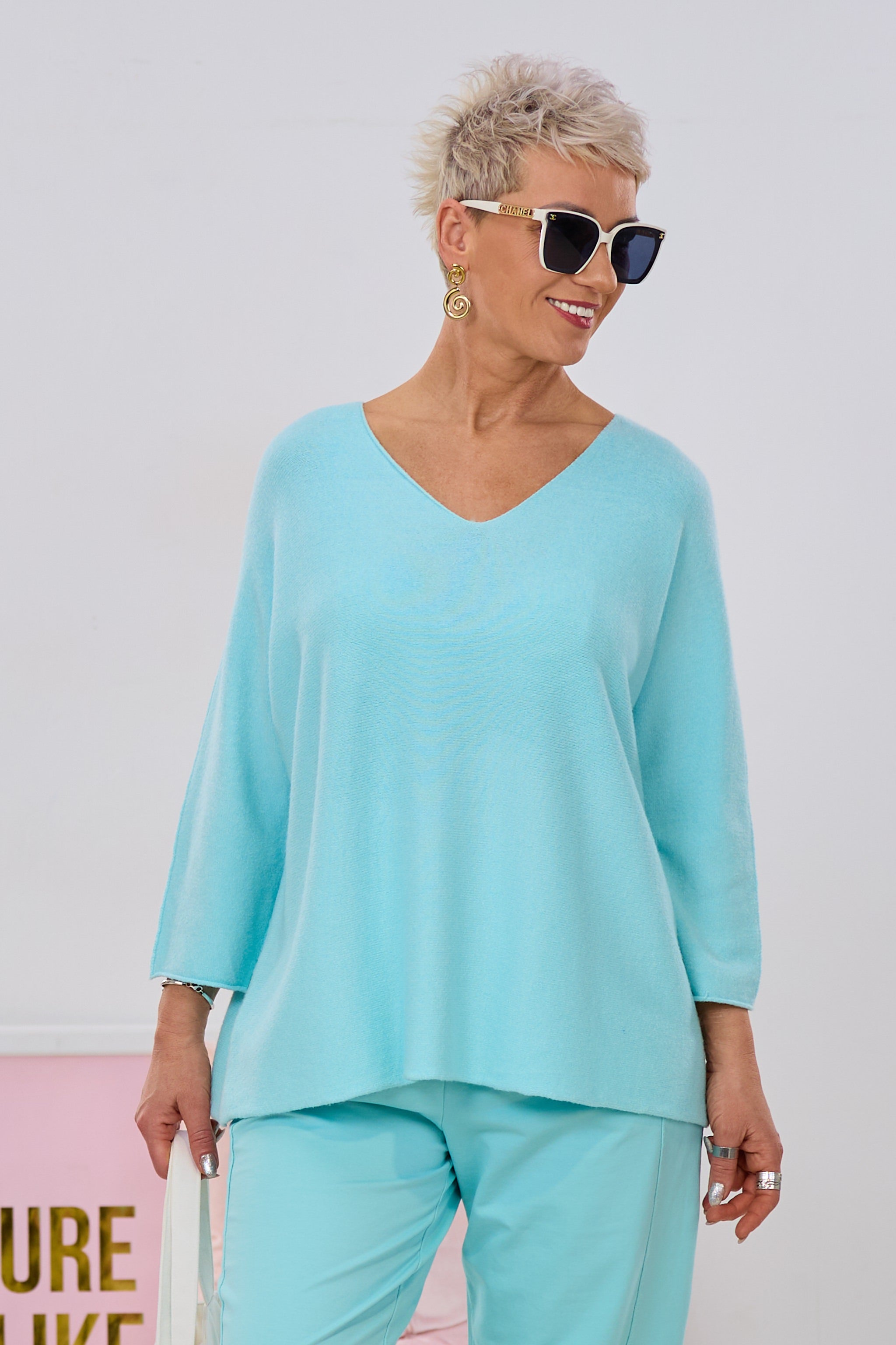 weicher Strickpulli im Querverlauf, türkis