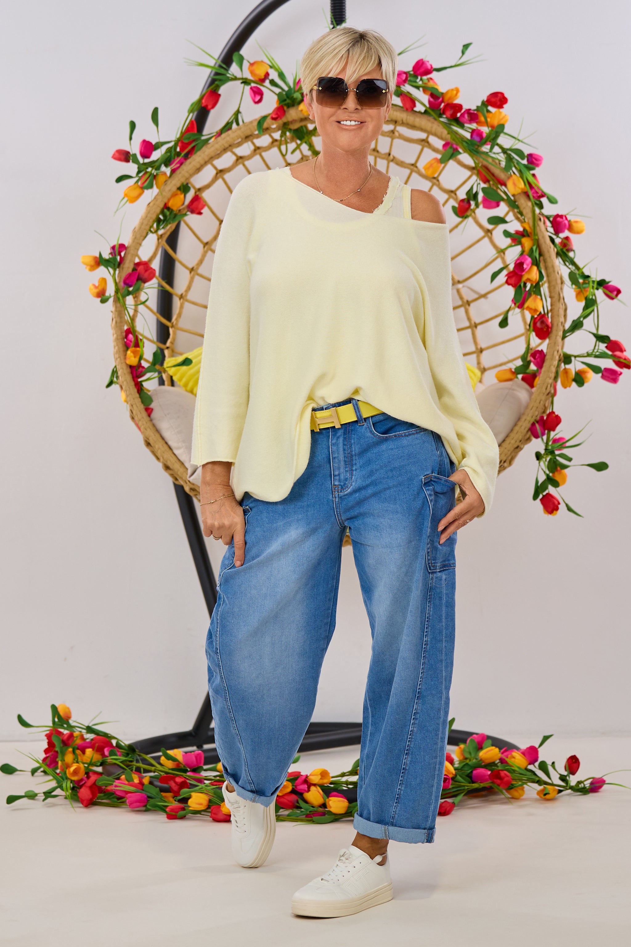 weicher Strickpulli im Querverlauf, hellgelb