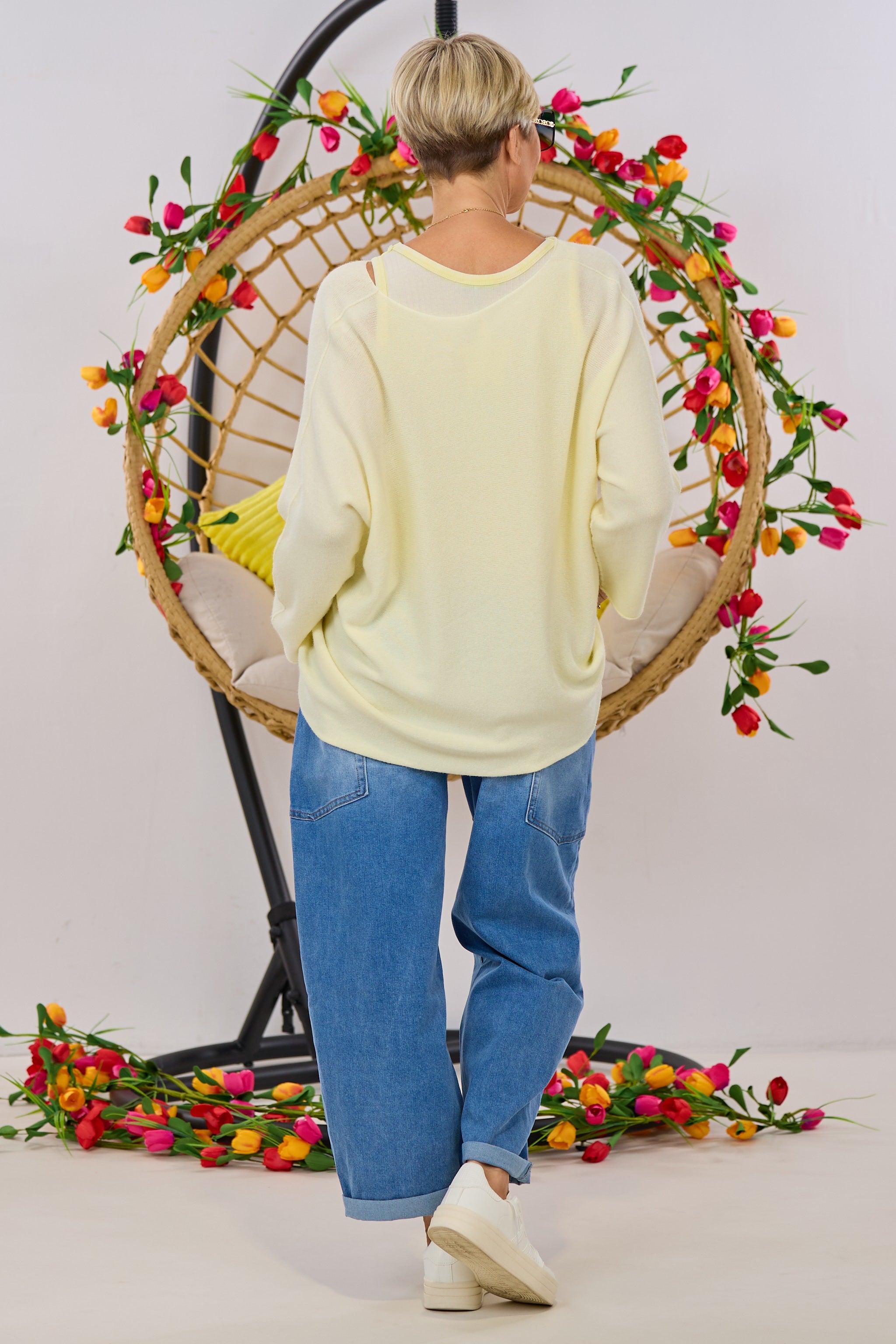 weicher Strickpulli im Querverlauf, hellgelb