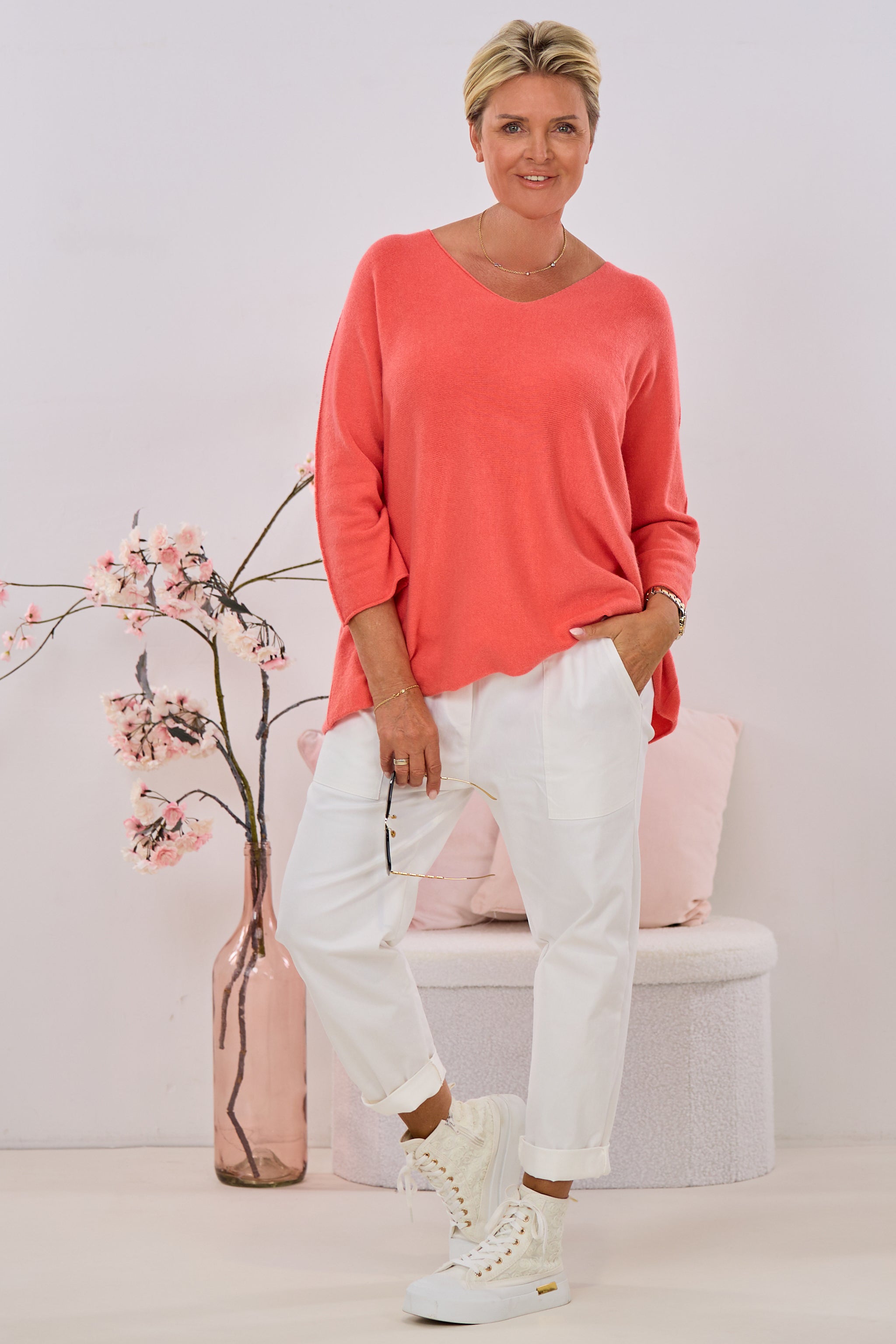 weicher Strickpulli im Querverlauf, koralle