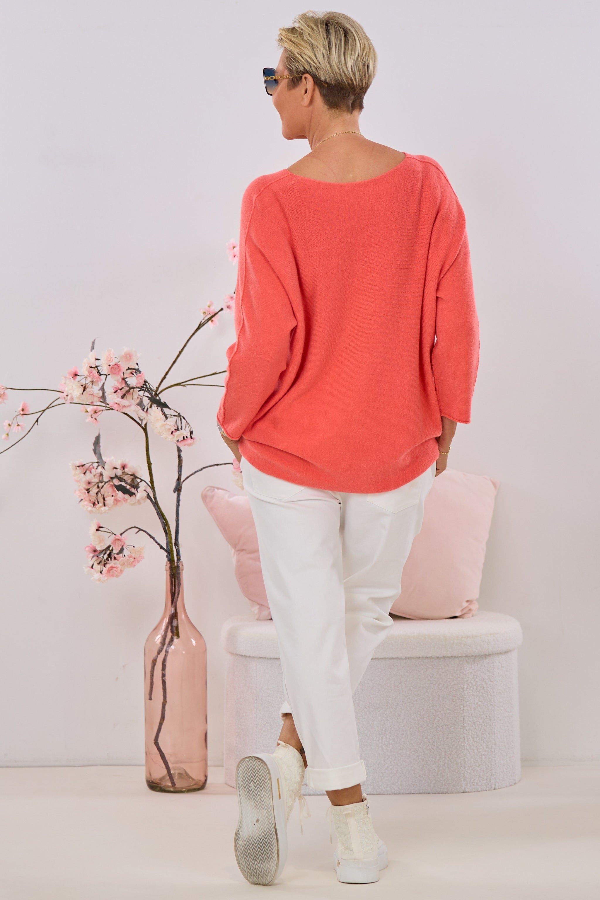 weicher Strickpulli im Querverlauf, koralle