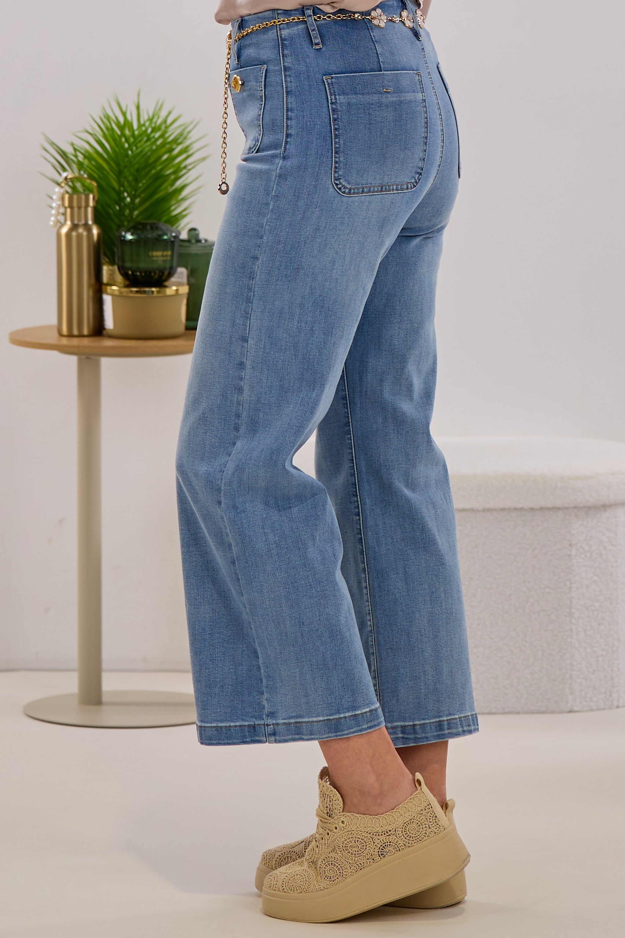 Jeans mit kleinen Taschen und Kettengürtel, denim blue